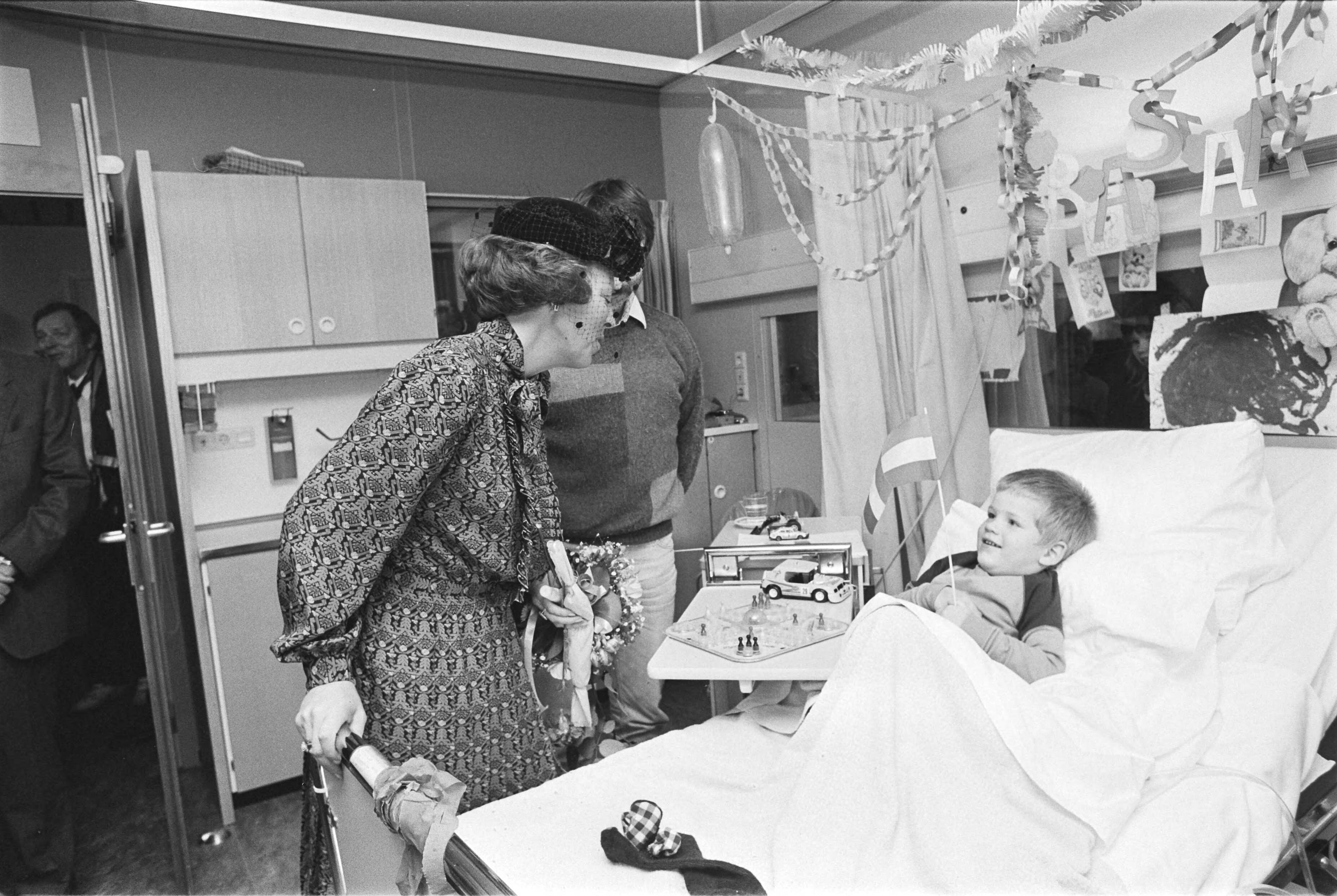 Fotocollectie Anefo — Koningin Beatrix opent St. Antonius Ziekenhuis in Nieuwegein; Hare Majesteit spreekt met 4-jarig patientje — Foto: Bogaerts, Rob / Anefo. Licentie: Set B: Rechtenvrij / Publiek Domein. Bron: Nationaal Archief. http://hdl.handle.net/10648/ad365c08-d0b4-102d-bcf8-003048976d84