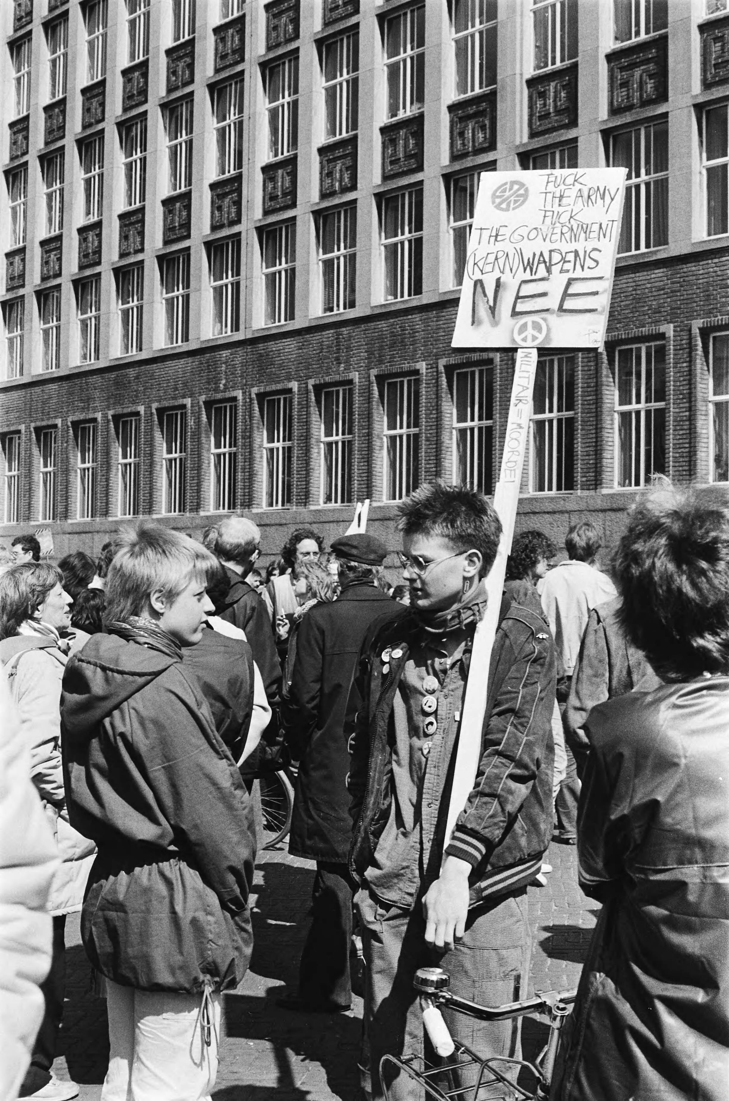 Fotocollectie Anefo — Demonstratie in Den Haag tegen kernwapens spandoek "na atoomreagan geen zonneschijn" . De demonstratie met enkele spandoeken — Foto: Smirren, […] van / Anefo. Licentie: Set B: Rechtenvrij / Publiek Domein. Bron: Nationaal Archief. http://hdl.handle.net/10648/ad155c10-d0b4-102d-bcf8-003048976d84