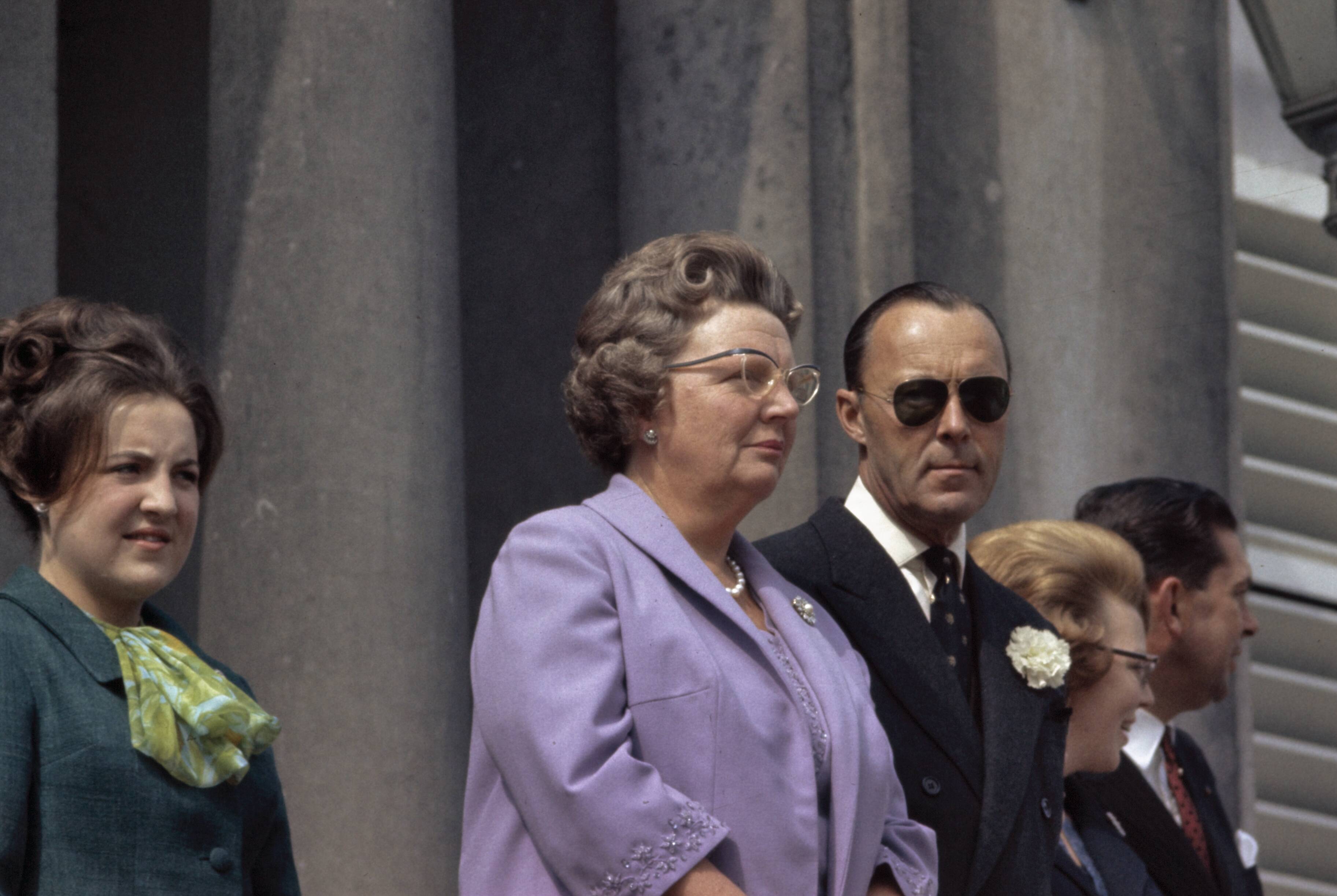 Koninginnedag 1946 — Koninginnedag 1964. Defilé paleis Soestdijk — Foto: Fotograaf Onbekend / Anefo. Licentie: Set B: Rechtenvrij / Publiek Domein. Bron: Nationaal Archief. http://hdl.handle.net/10648/ad8c4244-d0b4-102d-bcf8-003048976d84