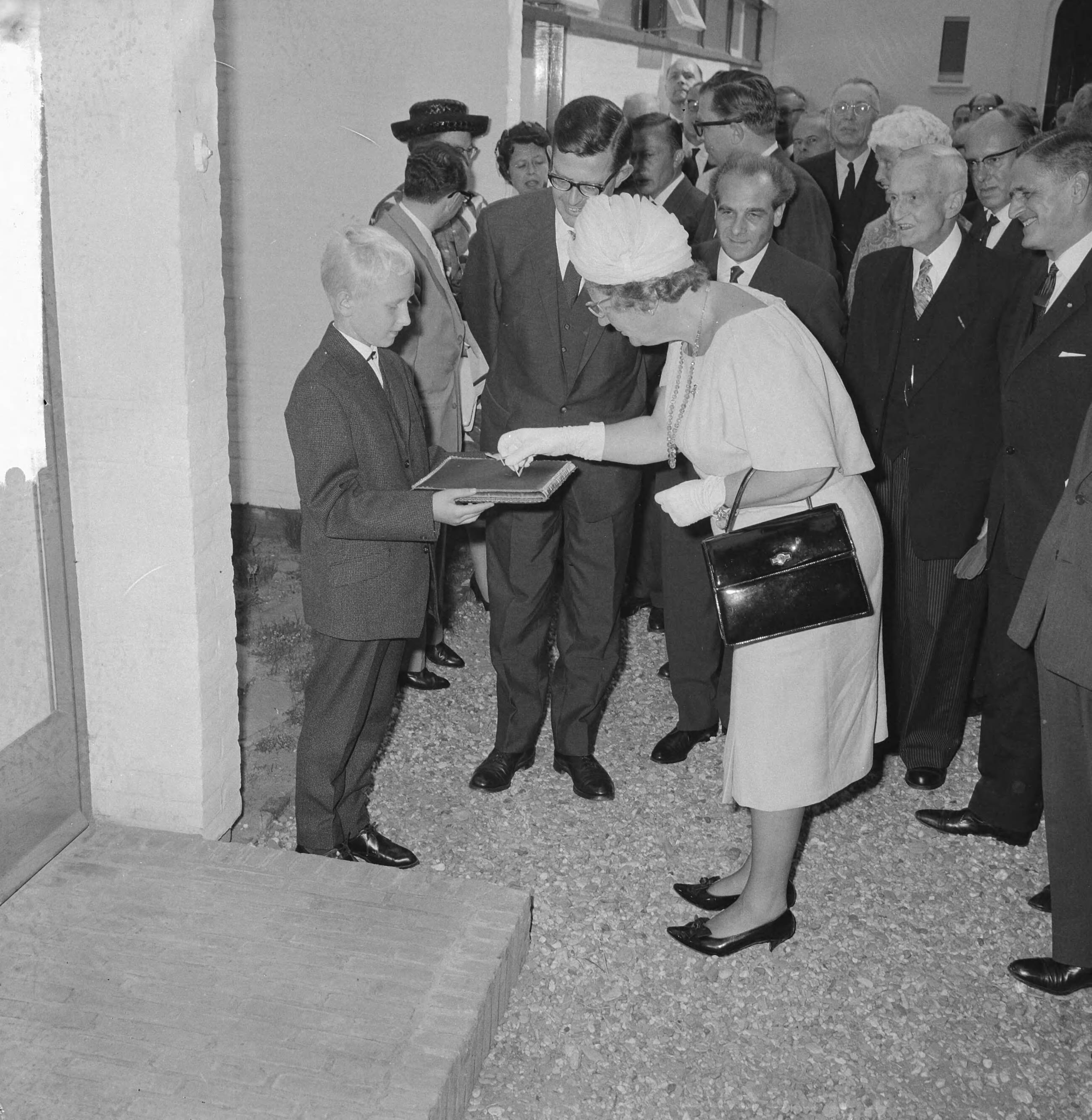 Fotocollectie Anefo — Koningin Juliana opent de Hemofiliekliniek in Huizen. Egon Spaargaren geeft haar de sleutel om gebouw te openen — Foto: Nijs, Jac. de / Anefo. Licentie: Set B: Rechtenvrij / Publiek Domein. Bron: Nationaal Archief. http://hdl.handle.net/10648/aa6eb0e2-d0b4-102d-bcf8-003048976d84