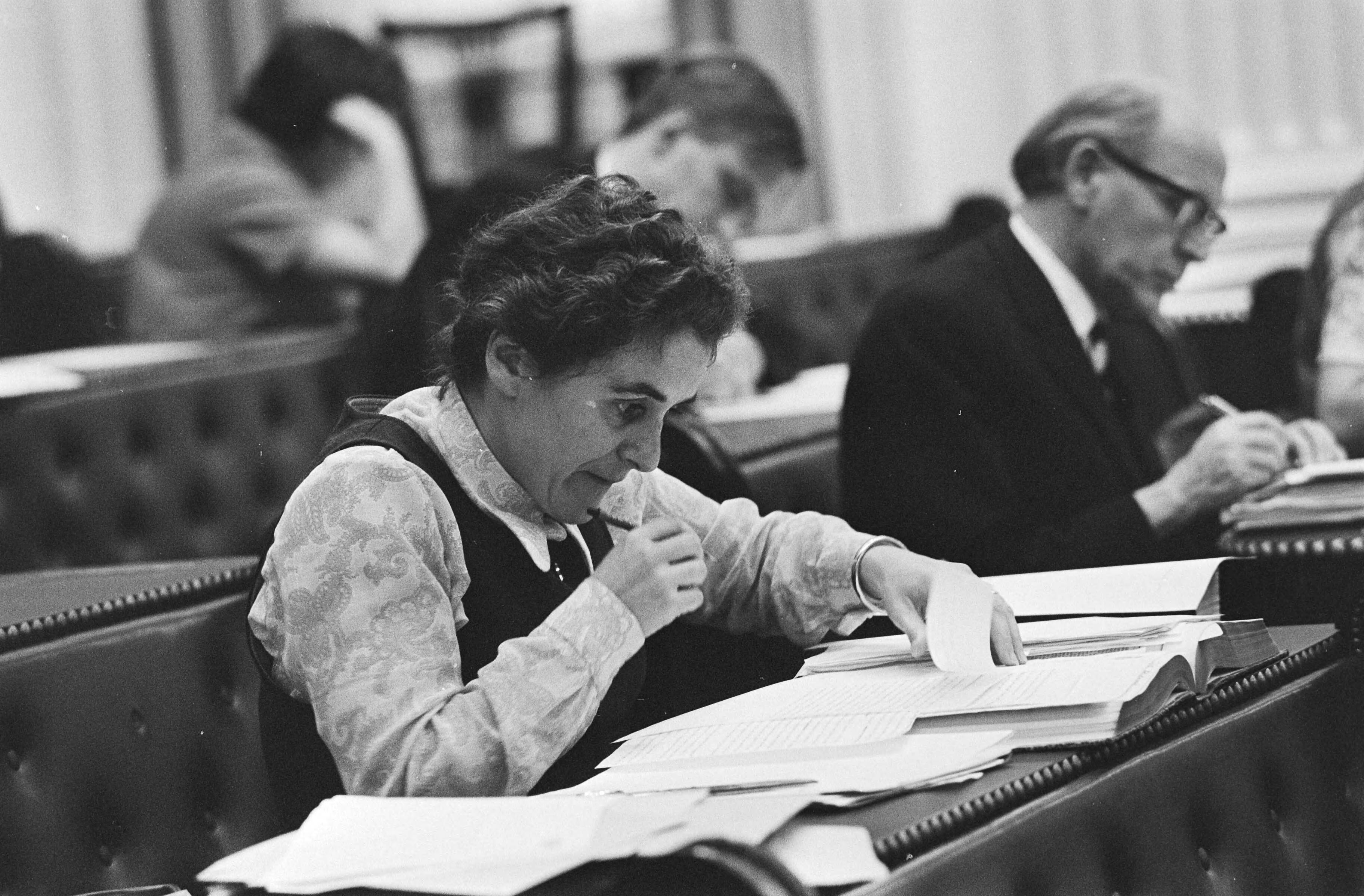 Fotocollectie Anefo — Tweede Kamer ; rijksbegroting van Justitie en Binnenlandse Zaken , Den Haag ; nr. 26, 27 Wiebenga aan het woord, nr. 28, 29: mej. Goudsmit (D66) in bank / — Foto: Mieremet, Rob / Anefo. Licentie: Set B: Rechtenvrij / Publiek Domein. Bron: Nationaal Archief. http://hdl.handle.net/10648/aba8bf02-d0b4-102d-bcf8-003048976d84