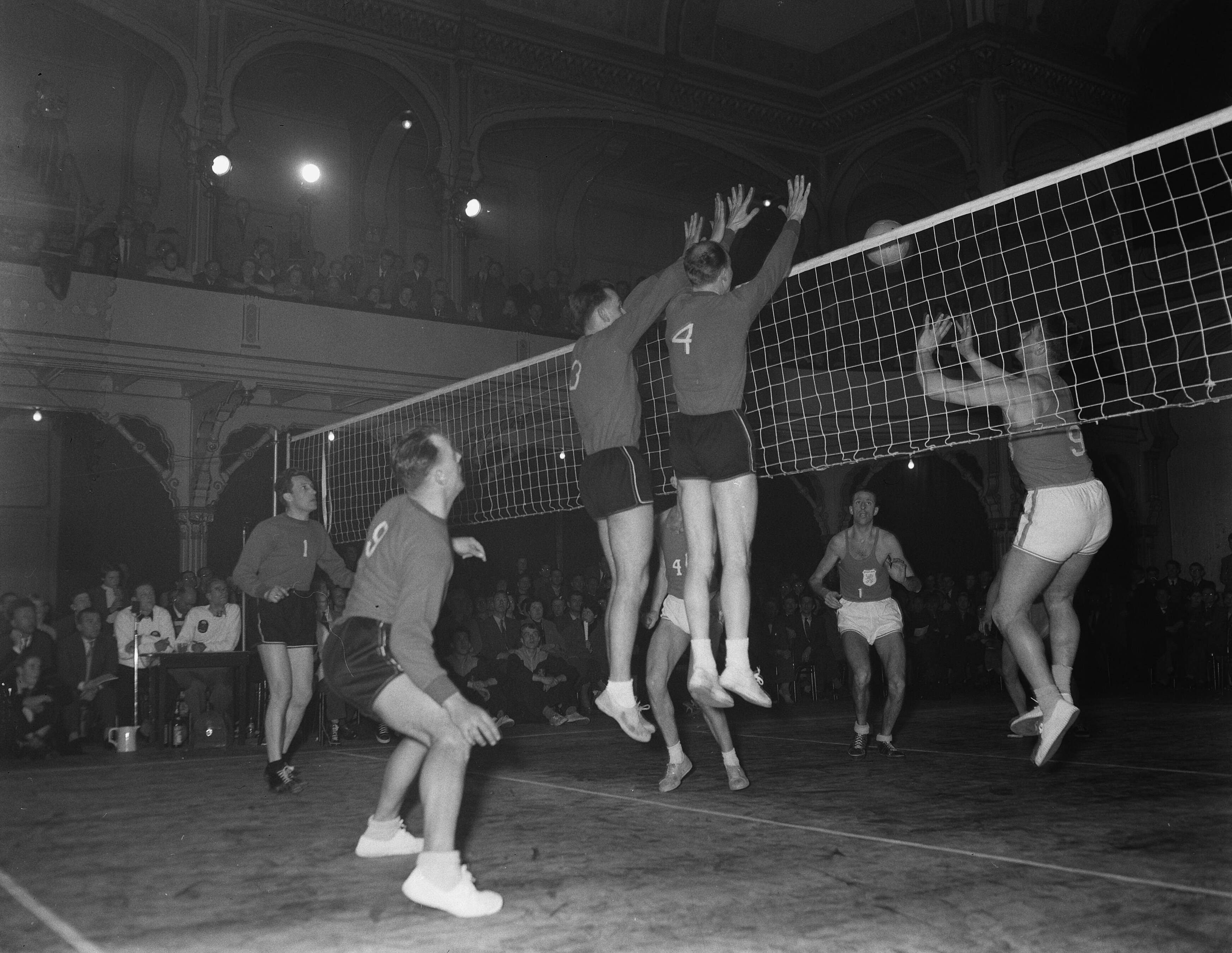 Fotocollectie Anefo — Volleybal. Nederland tegen België 3-1 — Foto: Rossem, Wim van / Anefo. Licentie: Set B: Rechtenvrij / Publiek Domein. Bron: Nationaal Archief. http://hdl.handle.net/10648/a943b1ea-d0b4-102d-bcf8-003048976d84