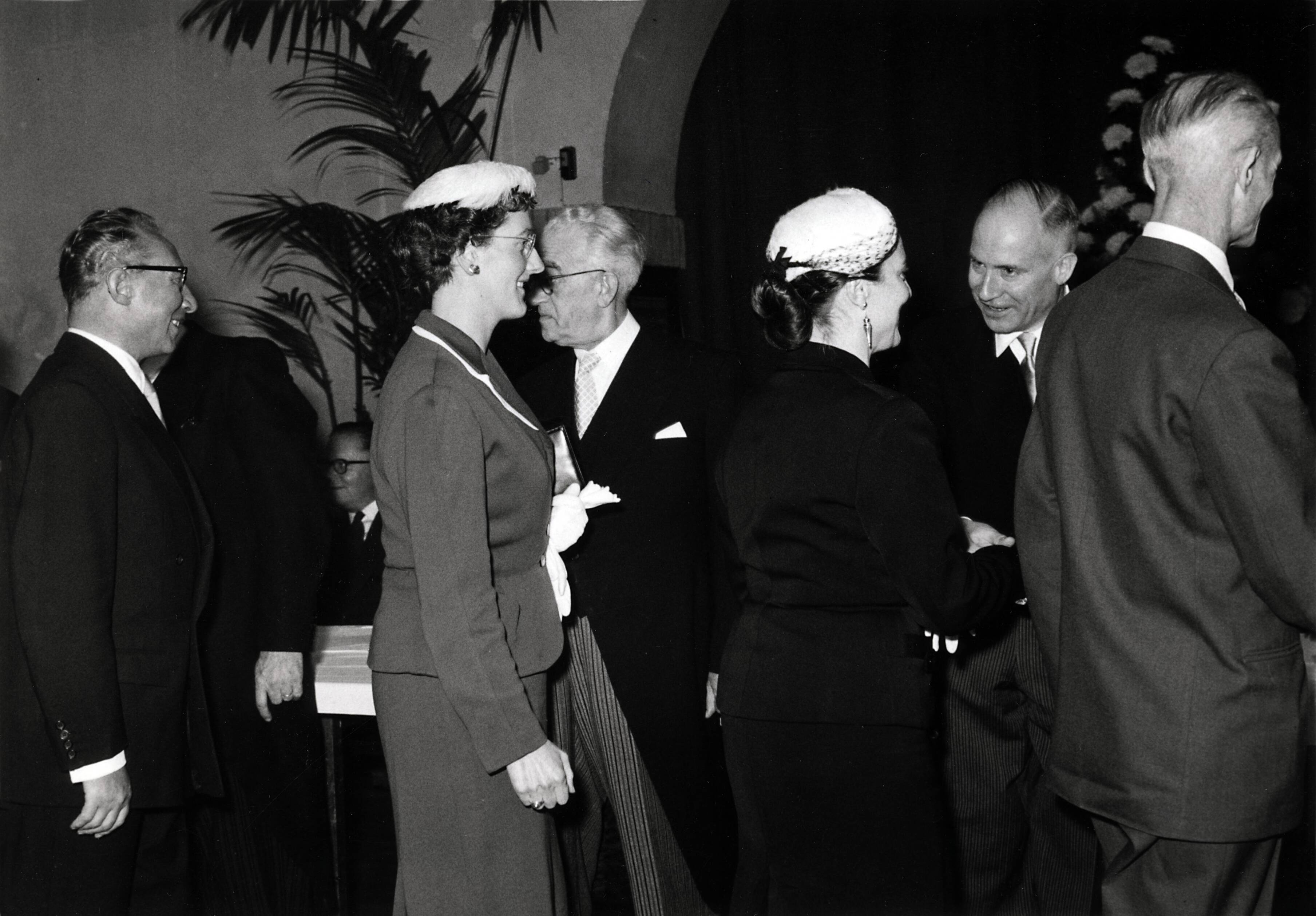 Collectie nader te bepalen — [50-jarig jubileum N.V. De Spaarnestad] [Receptie in de Vleeshal te Haarlem?] — Foto: Fotograaf Onbekend / Fotobureau onbekend / Spaarnestad Photo (05887). Licentie: Set B: Rechtenvrij / Publiek Domein. Bron: Nationaal Archief. http://hdl.handle.net/10648/35429da6-3a8c-a382-e063-6df0900a6686