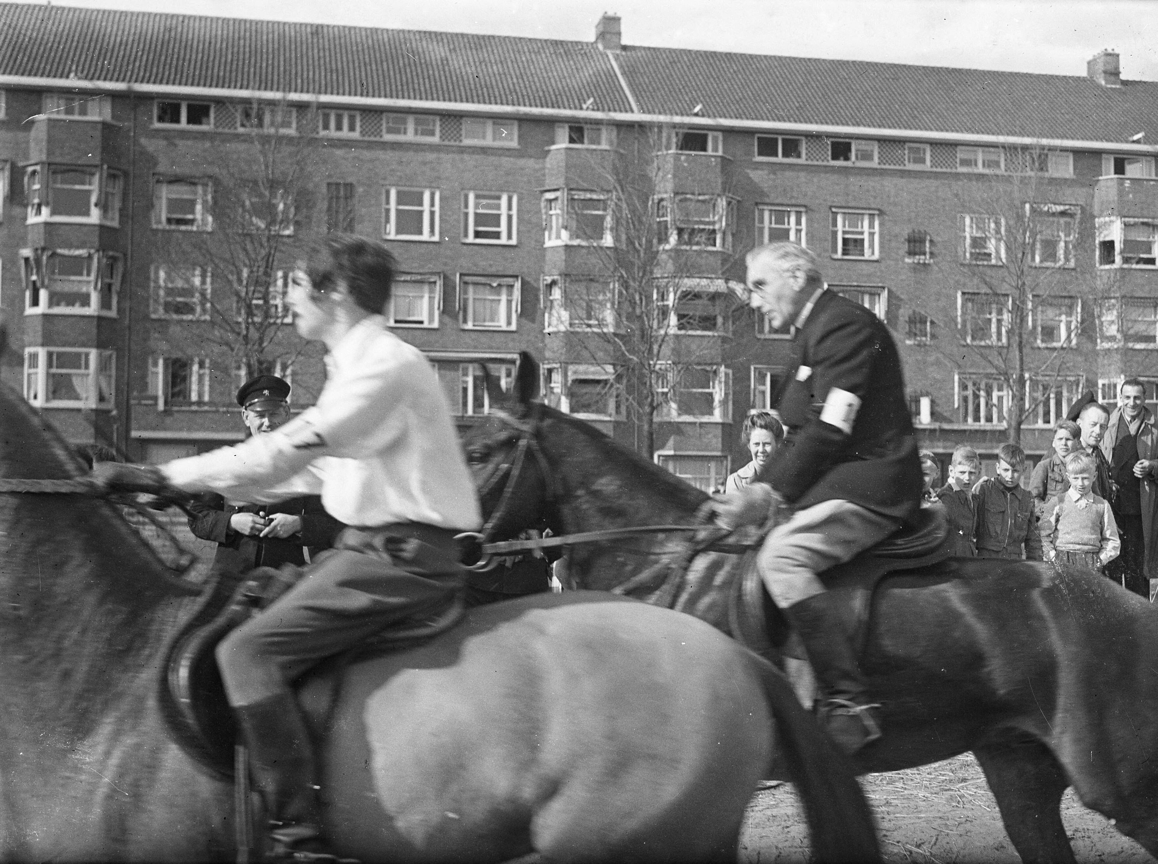 Cross-Country Amsterdam — Foto: Sagers, Harry / Anefo. — Licentie: Set B: Rechtenvrij / Publiek Domein. Bron: Nationaal Archief. http://hdl.handle.net/10648/a8a6c29a-d0b4-102d-bcf8-003048976d84