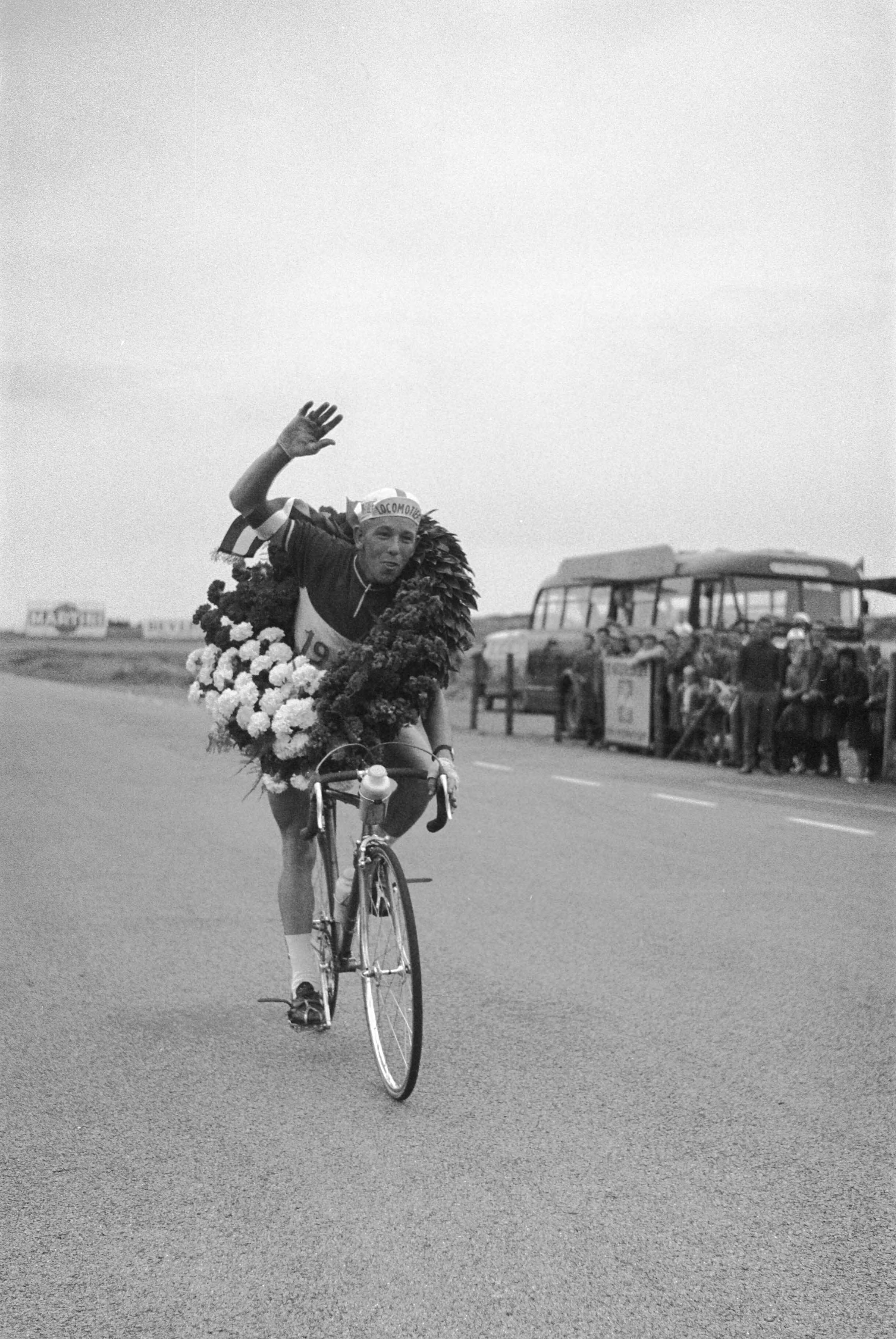 Fotocollectie Anefo — Finale van het Nederlandse kampioenschap wielrennen op de weg op het circuit van Zandvoort. Bas Maliepaard tijdens zijn ereronde — Foto: Pot, Harry / Anefo. Licentie: Set B: Rechtenvrij / Publiek Domein. Bron: Nationaal Archief. http://hdl.handle.net/10648/a9b59b70-d0b4-102d-bcf8-003048976d84