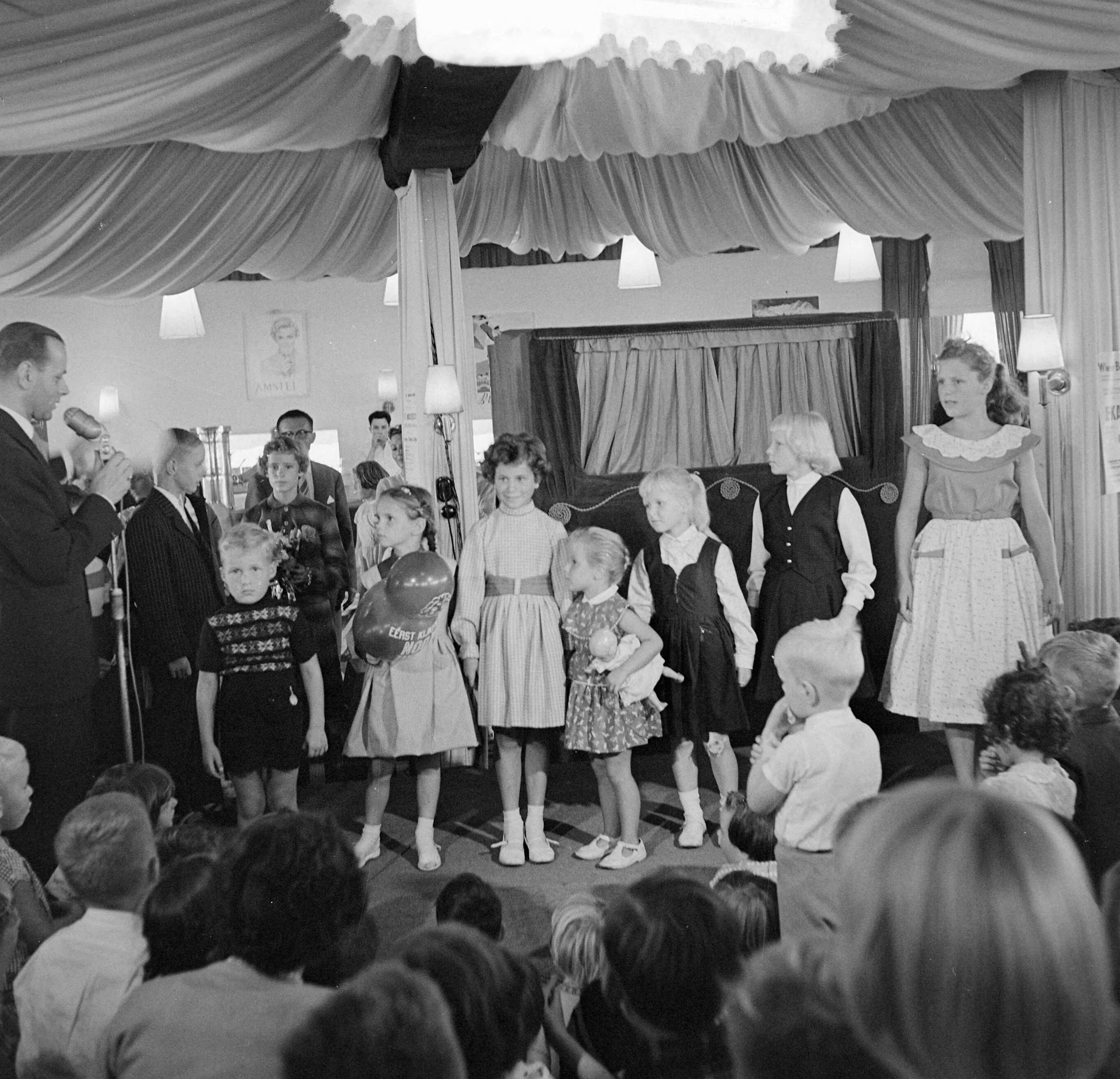 Fotocollectie Anefo — Kindermodeshow Fa. Nooy Zandvoort — Foto: Pot, Harry / Anefo. Licentie: Set B: Rechtenvrij / Publiek Domein. Bron: Nationaal Archief. http://hdl.handle.net/10648/a96757f8-d0b4-102d-bcf8-003048976d84