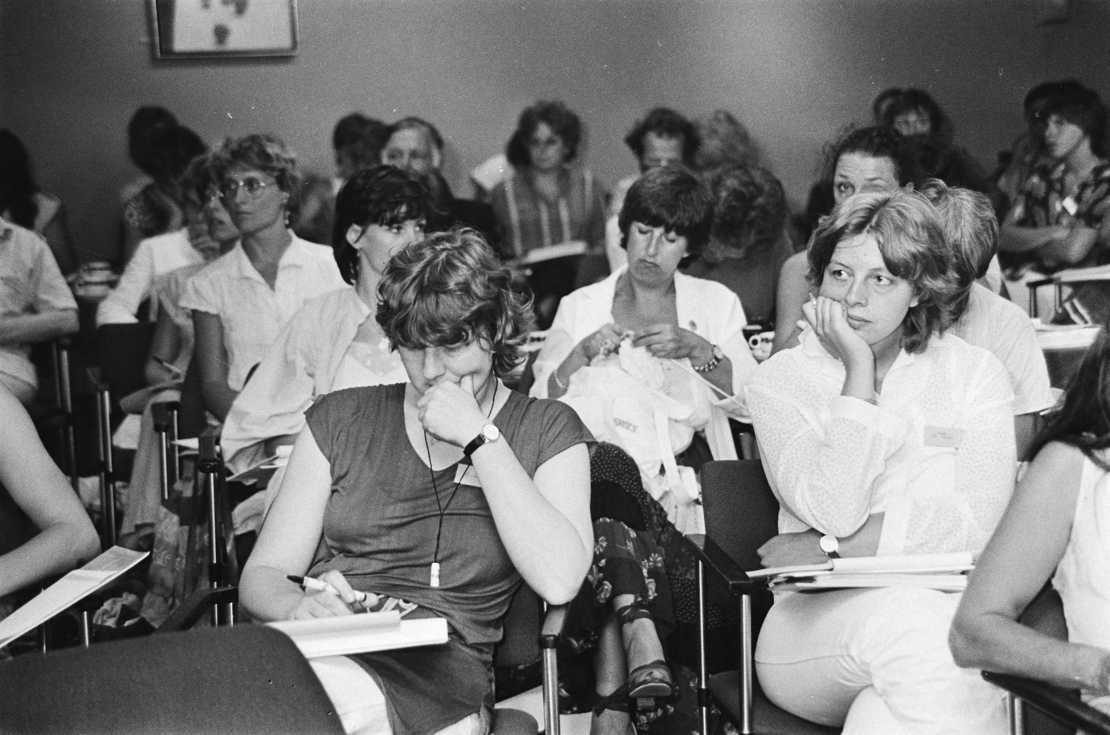 Fotocollectie Anefo — Conferentie "Vrouwen en sexueel geweld" geopend in Den Haag ; deelneemsters in de zaal — Foto: Dijk, Hans van / Anefo. Licentie: Set B: Rechtenvrij / Publiek Domein. Bron: Nationaal Archief. http://hdl.handle.net/10648/ad192782-d0b4-102d-bcf8-003048976d84