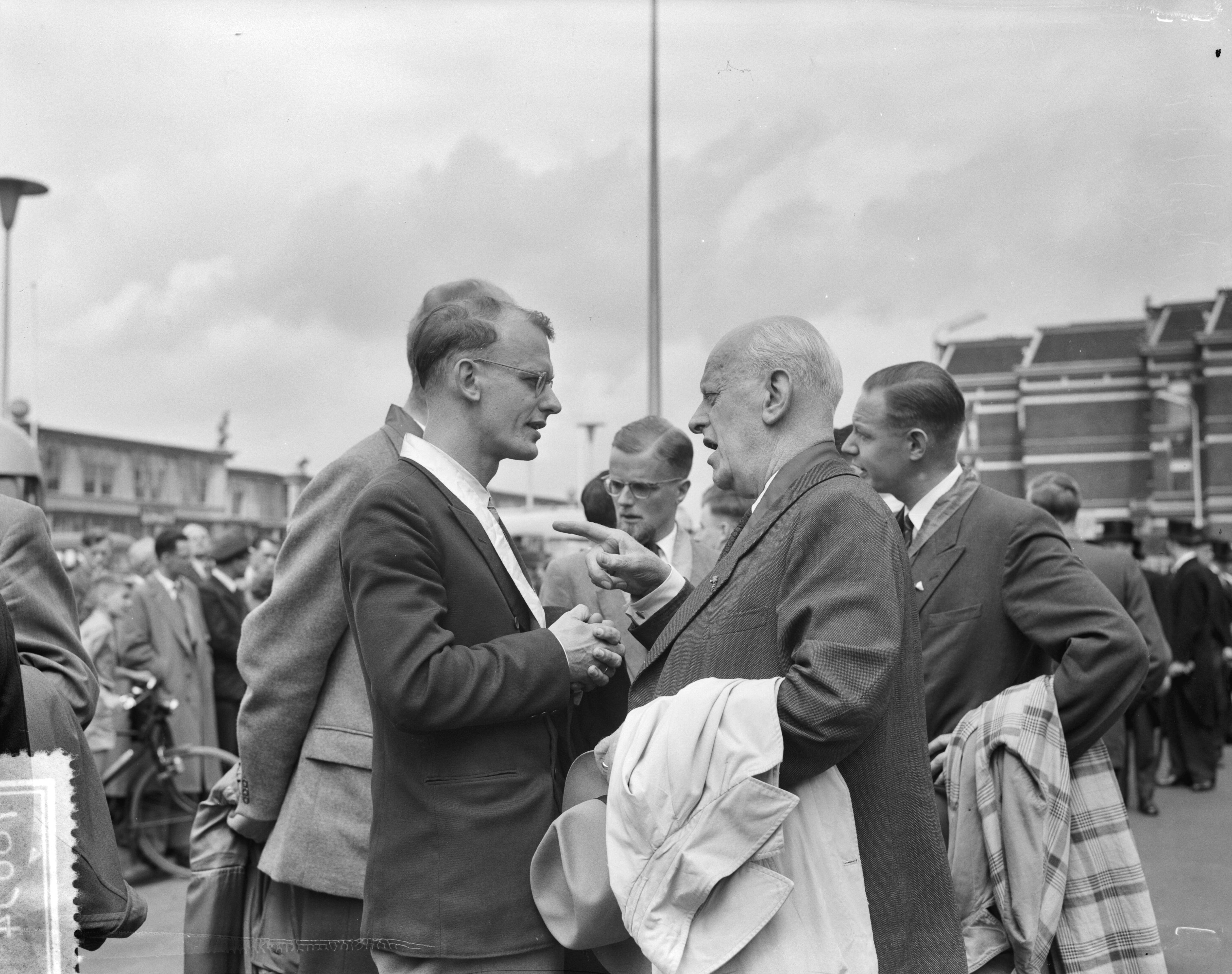 Lustrum USC Utrecht (1956) — Aankomst USC-reünisten te Utrecht — Foto: Bilsen, Joop van / Anefo. Licentie: Set B: Rechtenvrij / Publiek Domein. Bron: Nationaal Archief. http://hdl.handle.net/10648/a94aea64-d0b4-102d-bcf8-003048976d84