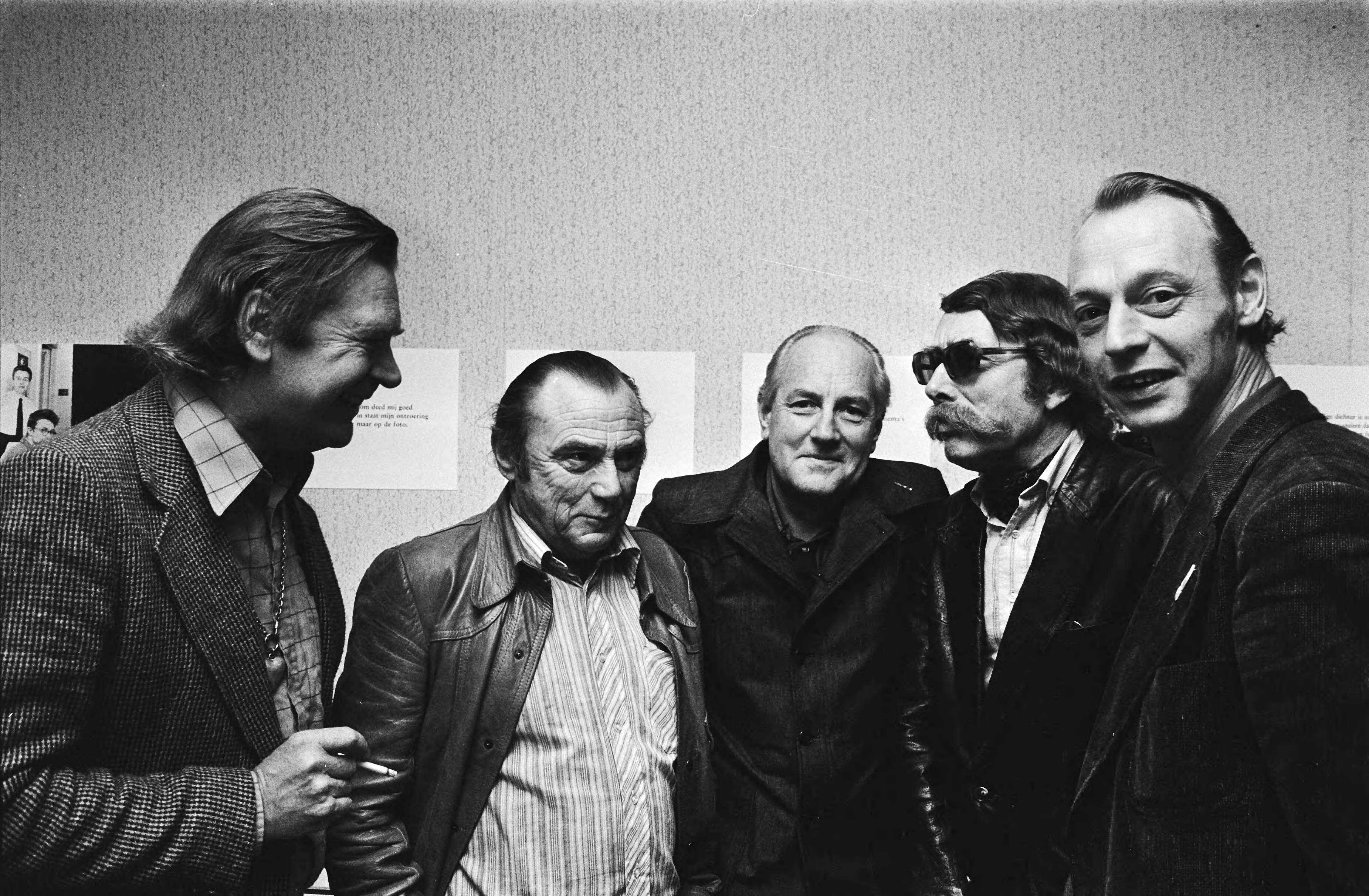 Fotocollectie Anefo — 50e aflevering van he NOS-radioprogramma "Dichters in de Vaart"; vlnr de zanger Jaap van der Merwe en de dichters Bert Schierbeek, Sybren Polet, Gerrit Kouwenaar en Simon Vinkenoog — Foto: Bogaerts, Rob / Anefo. Licentie: Set B: Rechtenvrij / Publiek Domein. Bron: Nationaal Archief. http://hdl.handle.net/10648/acbeeab0-d0b4-102d-bcf8-003048976d84