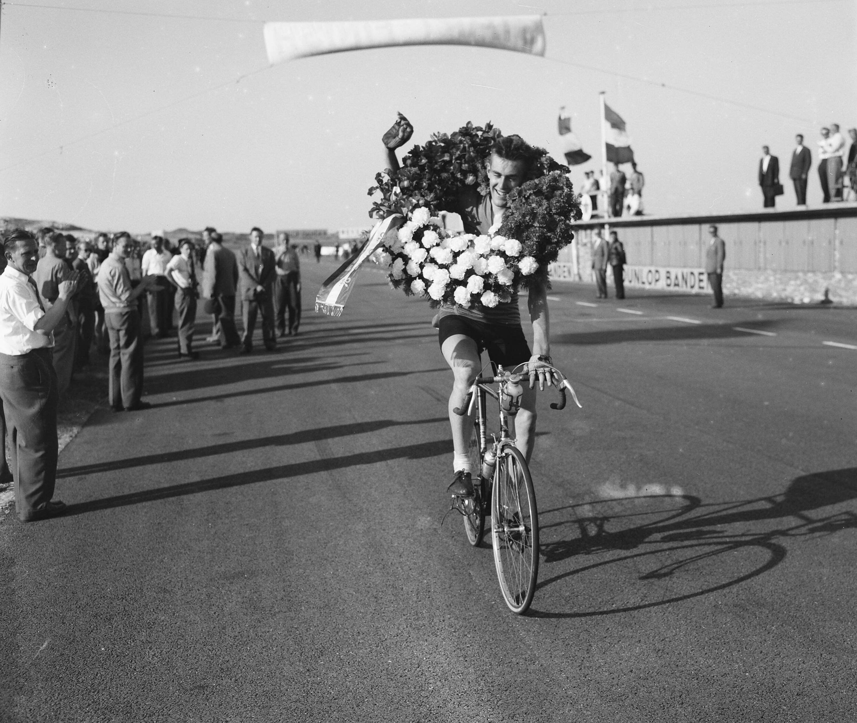 Fotocollectie Anefo — Nederlands kampioenschap wielrennen op de weg voor amateur op het circuit van Zandvoort. Winnaar Schalk Verhoef uit Rotterdam, tijdens zijn erefronde — Foto: Noske, J.D. / Anefo. Licentie: Set B: Rechtenvrij / Publiek Domein. Bron: Nationaal Archief. http://hdl.handle.net/10648/a9380372-d0b4-102d-bcf8-003048976d84