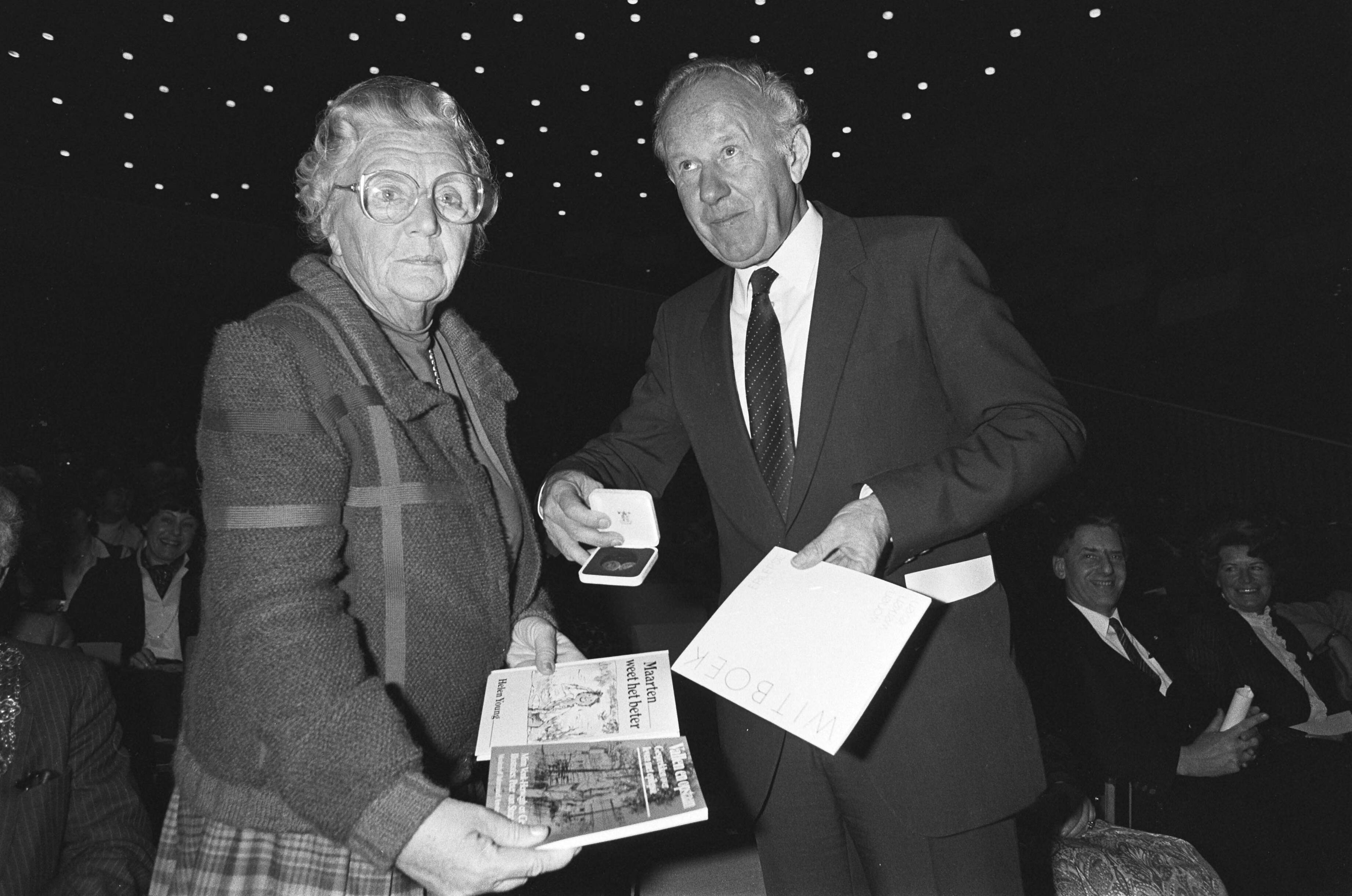 Fotocollectie Anefo — Prinses Juliana woont opening van manifestatie Epilepsie Mens Maatschappij bij in Den Haag . Juliana ontving boek — Foto: Croes, Rob C. / Anefo. Licentie: Set B: Rechtenvrij / Publiek Domein. Bron: Nationaal Archief. http://hdl.handle.net/10648/ad135adc-d0b4-102d-bcf8-003048976d84