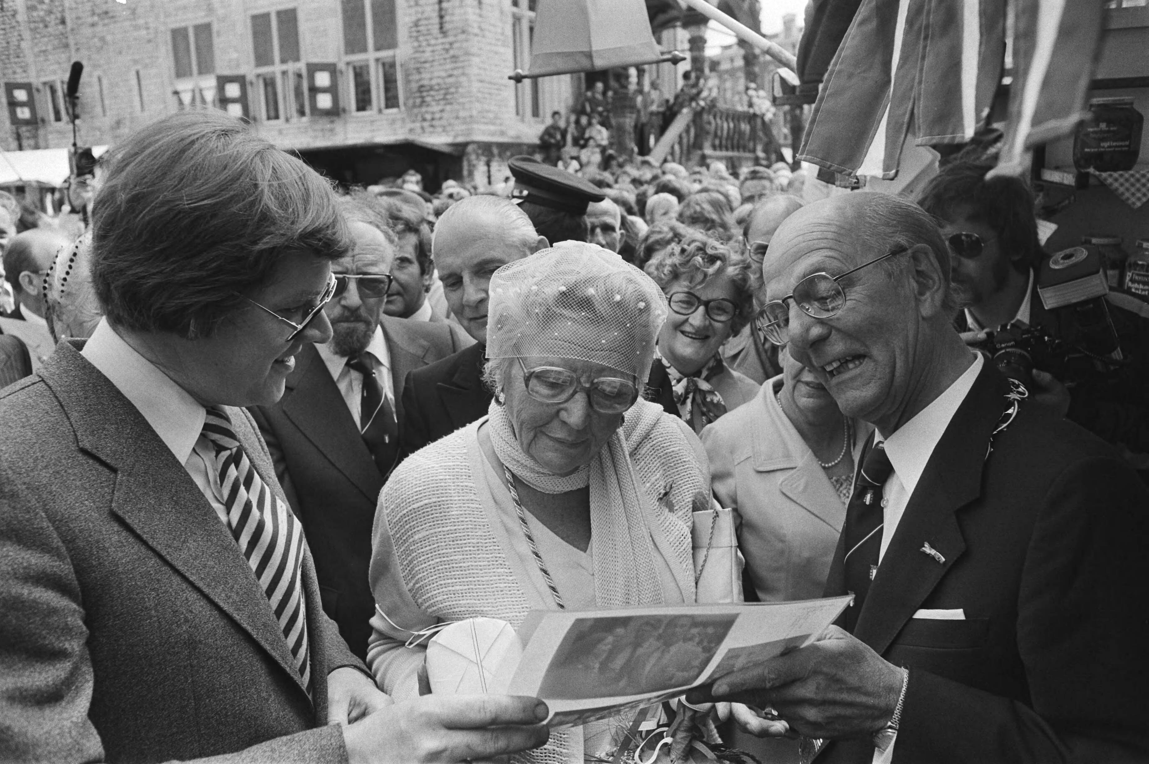Koningin Juliana bezoekt Gouda — Koningin Juliana en burgemeester Van Hofwegen — Foto: Verhoeff, Bert / Anefo. Licentie: Set B: Rechtenvrij / Publiek Domein. Bron: Nationaal Archief. http://hdl.handle.net/10648/acb5a806-d0b4-102d-bcf8-003048976d84