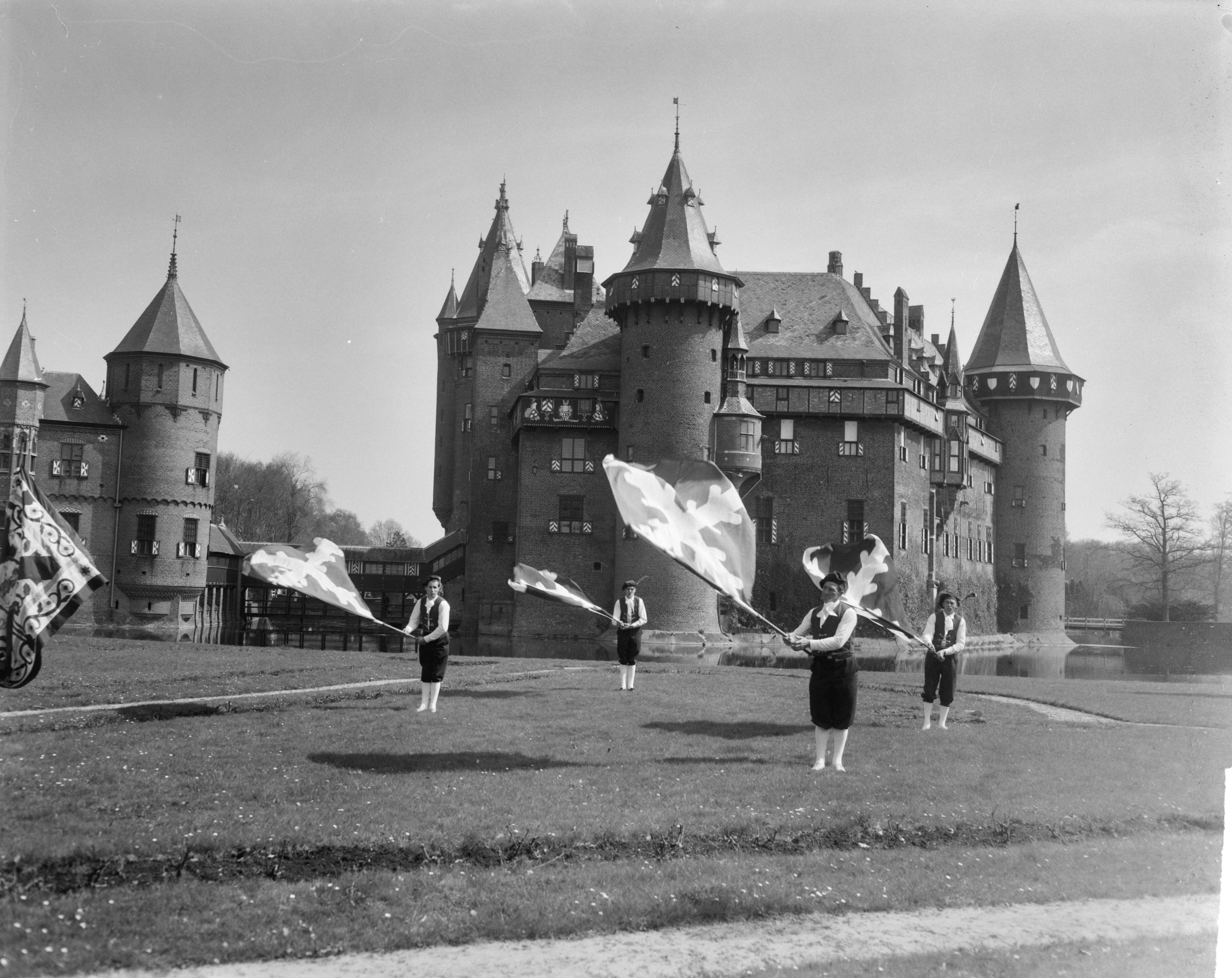 Fotocollectie Anefo — Opnamen voor Amerikaans televisieprogramma "The Today Show" op Kasteel De Haar te Haarzuilens, vendelzwaaiers — Foto: Bilsen, Joop van / Anefo. Licentie: Set B: Rechtenvrij / Publiek Domein. Bron: Nationaal Archief. http://hdl.handle.net/10648/aa3416d0-d0b4-102d-bcf8-003048976d84
