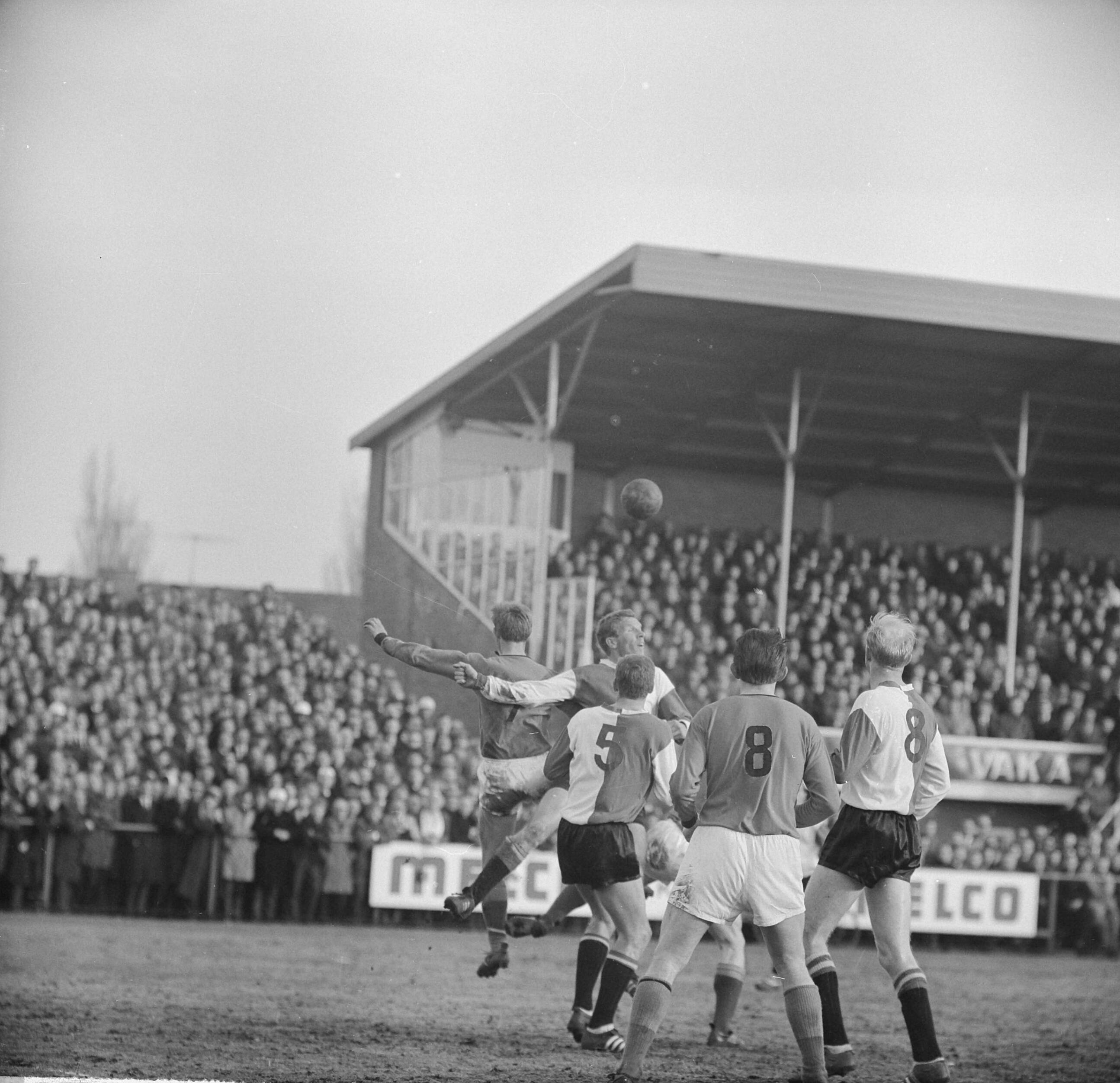 Fotocollectie Anefo — Voetbal. Volendam tegen Feijenoord 0-3. Spelmoment — Foto: Nijs, Jac. de / Anefo. Licentie: Set B: Rechtenvrij / Publiek Domein. Bron: Nationaal Archief. http://hdl.handle.net/10648/aa3235a4-d0b4-102d-bcf8-003048976d84