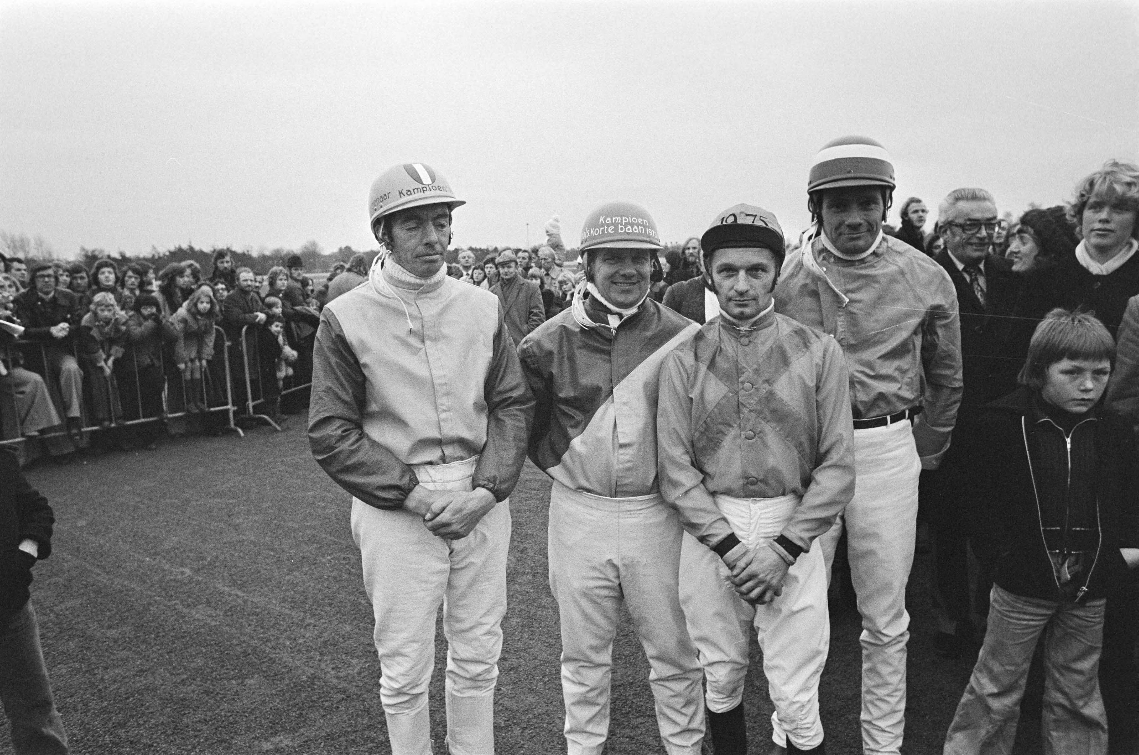 Fotocollectie Anefo — Draverij om Gouden Paard in Hilversum; berijder na afloop — Foto: Mieremet, Rob / Anefo. Licentie: Set B: Rechtenvrij / Publiek Domein. Bron: Nationaal Archief. http://hdl.handle.net/10648/ac7b1e2a-d0b4-102d-bcf8-003048976d84