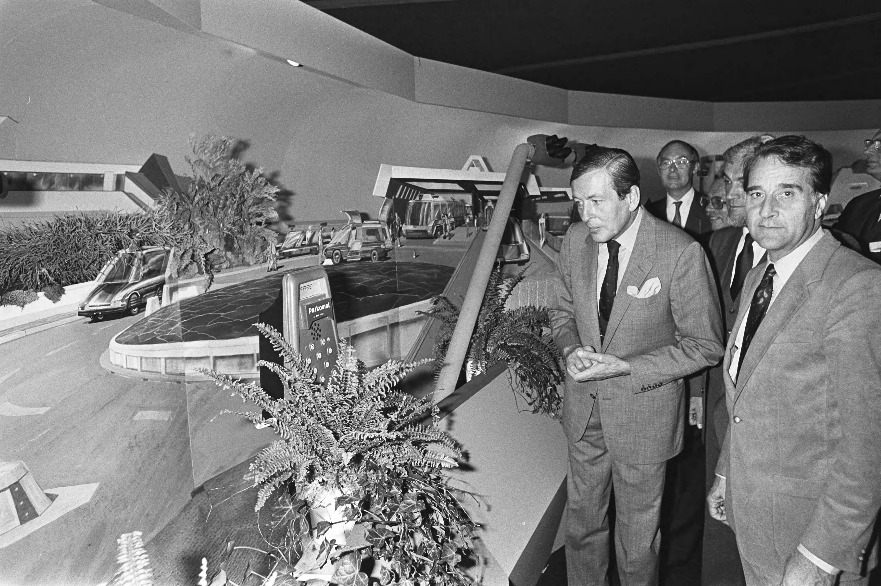 Prins Claus bij congres "Mens en Vervoer" in Den Haag — Prins Claus bekijkt het panorama — Foto: Croes, Rob C. / Anefo. Licentie: Set B: Rechtenvrij / Publiek Domein. Bron: Nationaal Archief. http://hdl.handle.net/10648/ad047864-d0b4-102d-bcf8-003048976d84