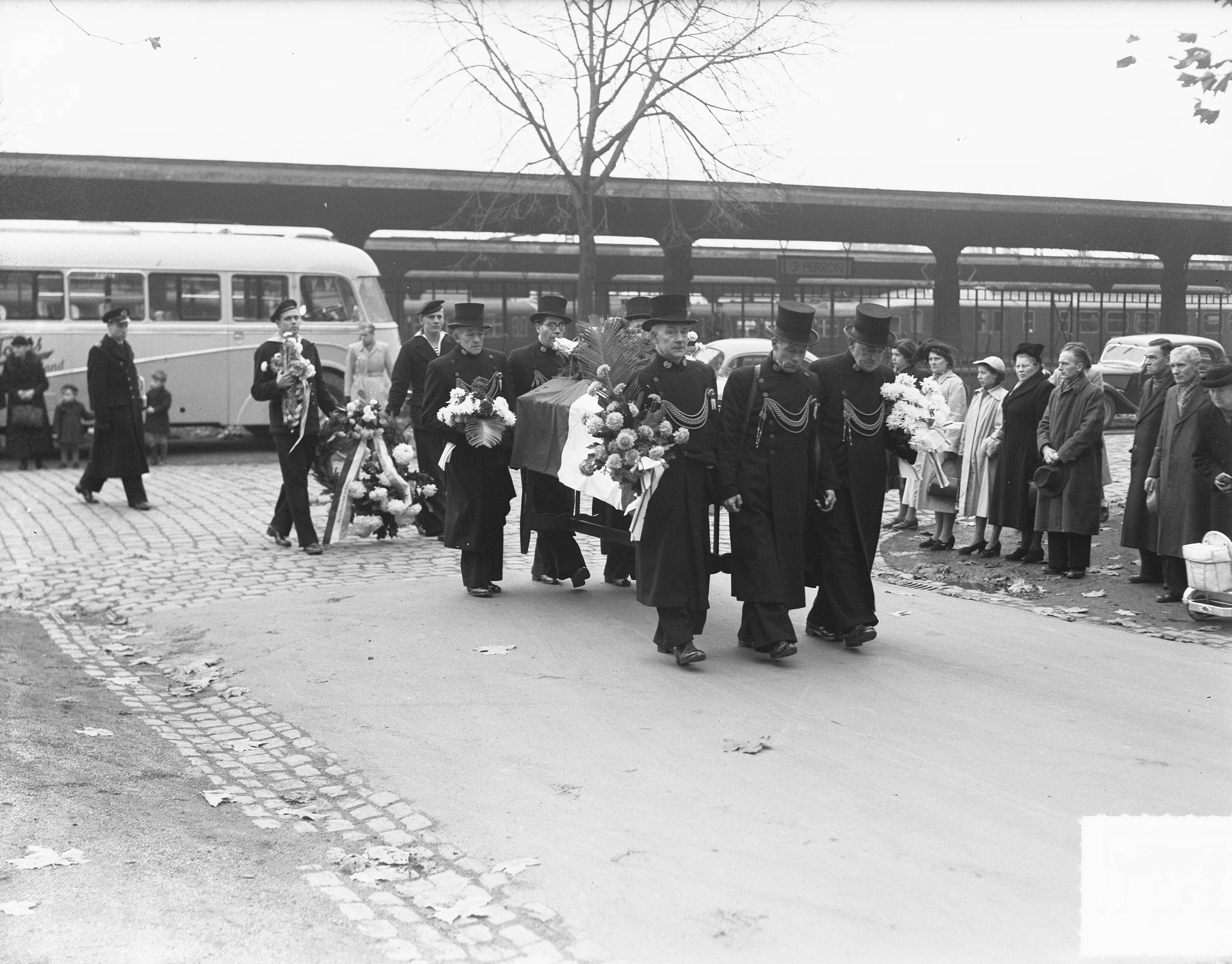 Fotocollectie Anefo — Maastricht. Uitvaart en begrafenis van stoker Braun van de Koninklijke Marine — Foto: Oorschot, […] van / Anefo. Licentie: Set B: Rechtenvrij / Publiek Domein. Bron: Nationaal Archief. http://hdl.handle.net/10648/a8e1edde-d0b4-102d-bcf8-003048976d84