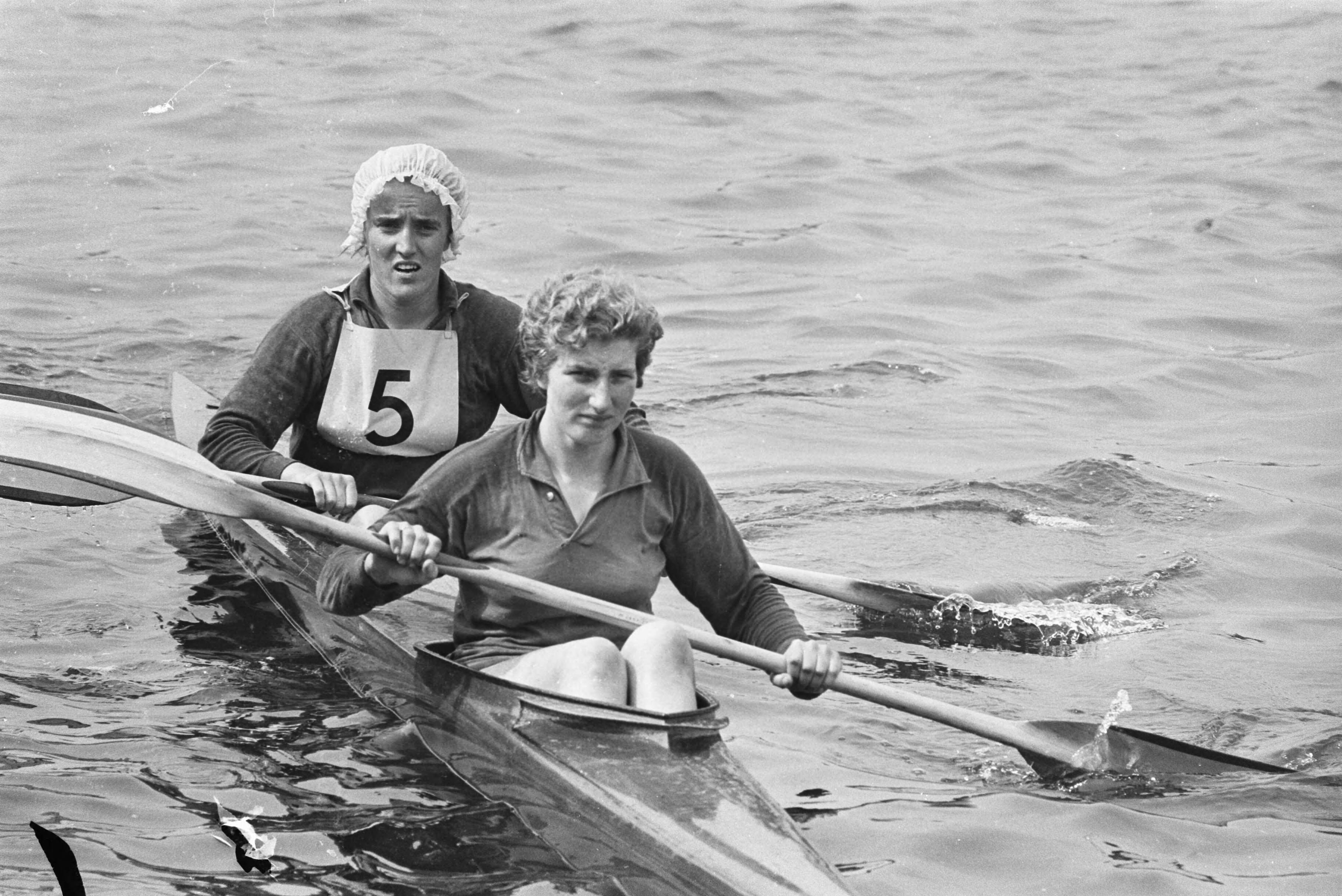 Fotocollectie Anefo — Internationale Kanowedstrijden op Voorzaan te Zaandam; Mieke Jaapies (rechts) en Maria Blijleven in boot; tweede plaats — Foto: Verhoeff, Bert / Anefo. Licentie: Set B: Rechtenvrij / Publiek Domein. Bron: Nationaal Archief. http://hdl.handle.net/10648/ab990f76-d0b4-102d-bcf8-003048976d84