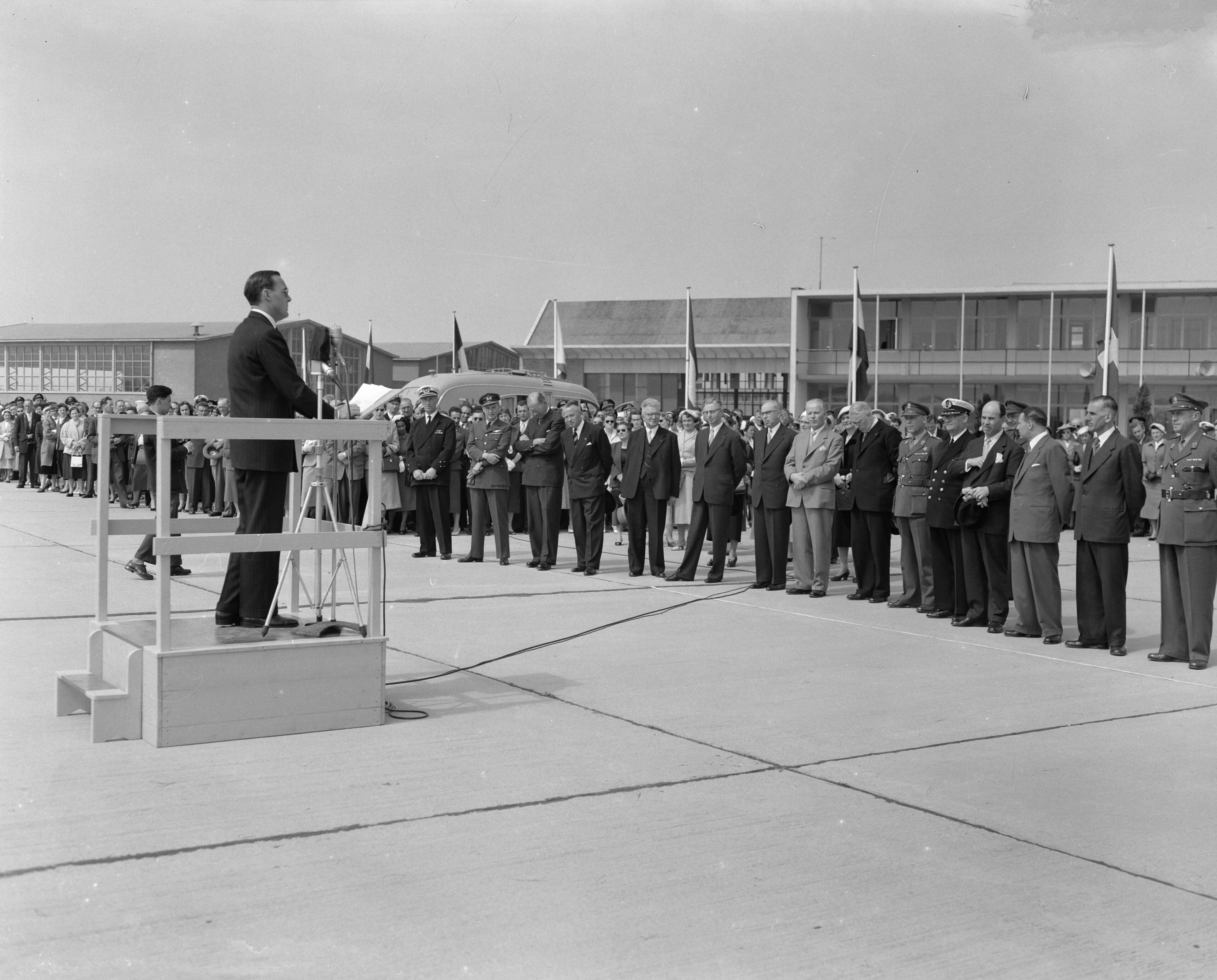 Fotocollectie Anefo — Prins Bernhard opent vliegschool op Eelde — Foto: Rossem, Wim van / Anefo. Licentie: Set B: Rechtenvrij / Publiek Domein. Bron: Nationaal Archief. http://hdl.handle.net/10648/a95f9e96-d0b4-102d-bcf8-003048976d84