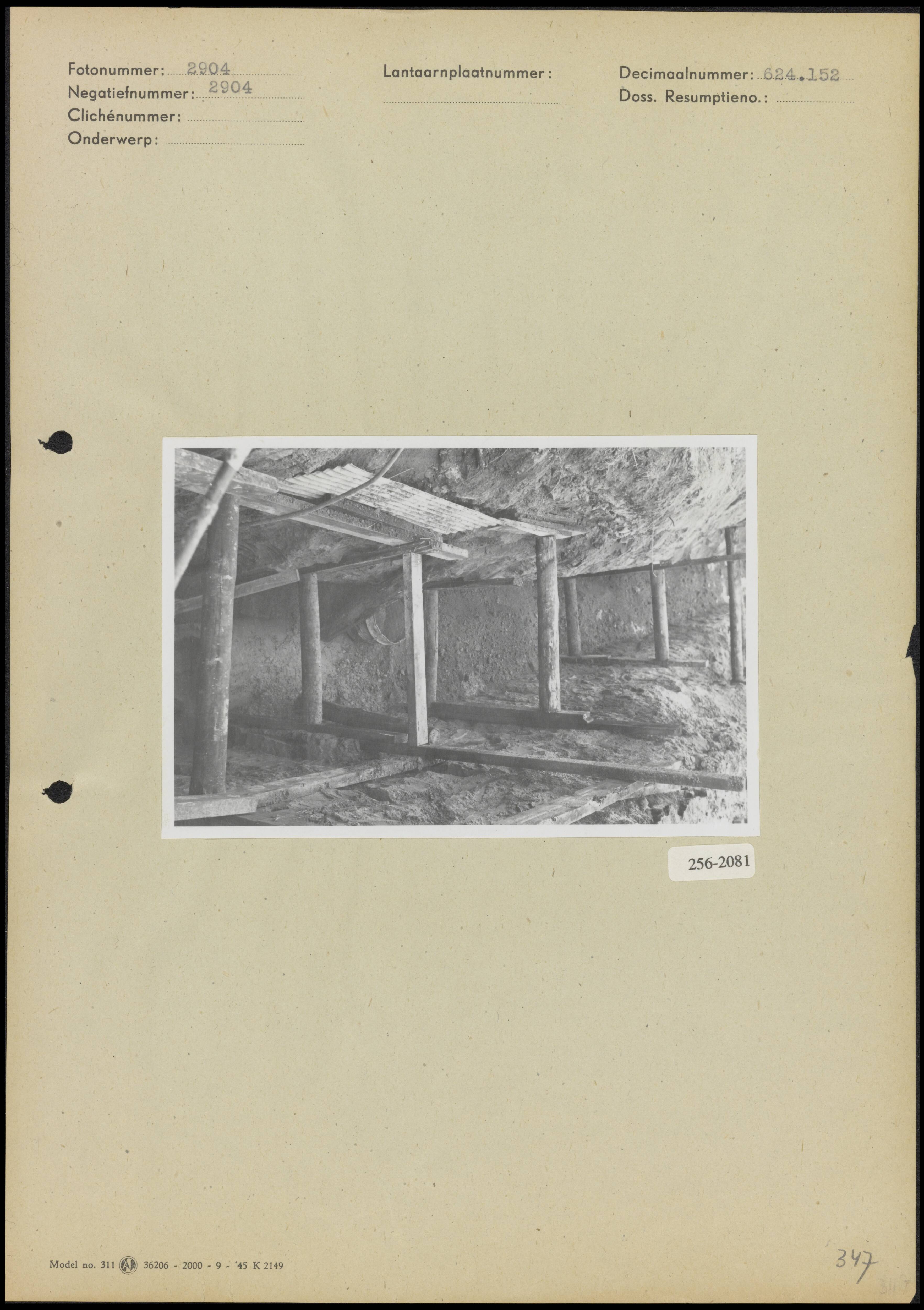Riolering Amstenrade — Stempeling voor een rioleringssleuf te Amstenrade — Foto: Onbekend / Publiek Domein of Rechtenvrij. Licentie: Set B: Rechtenvrij / Publiek Domein. Bron: Nationaal Archief. http://hdl.handle.net/10648/b0162868-d0b4-102d-bcf8-003048976d84