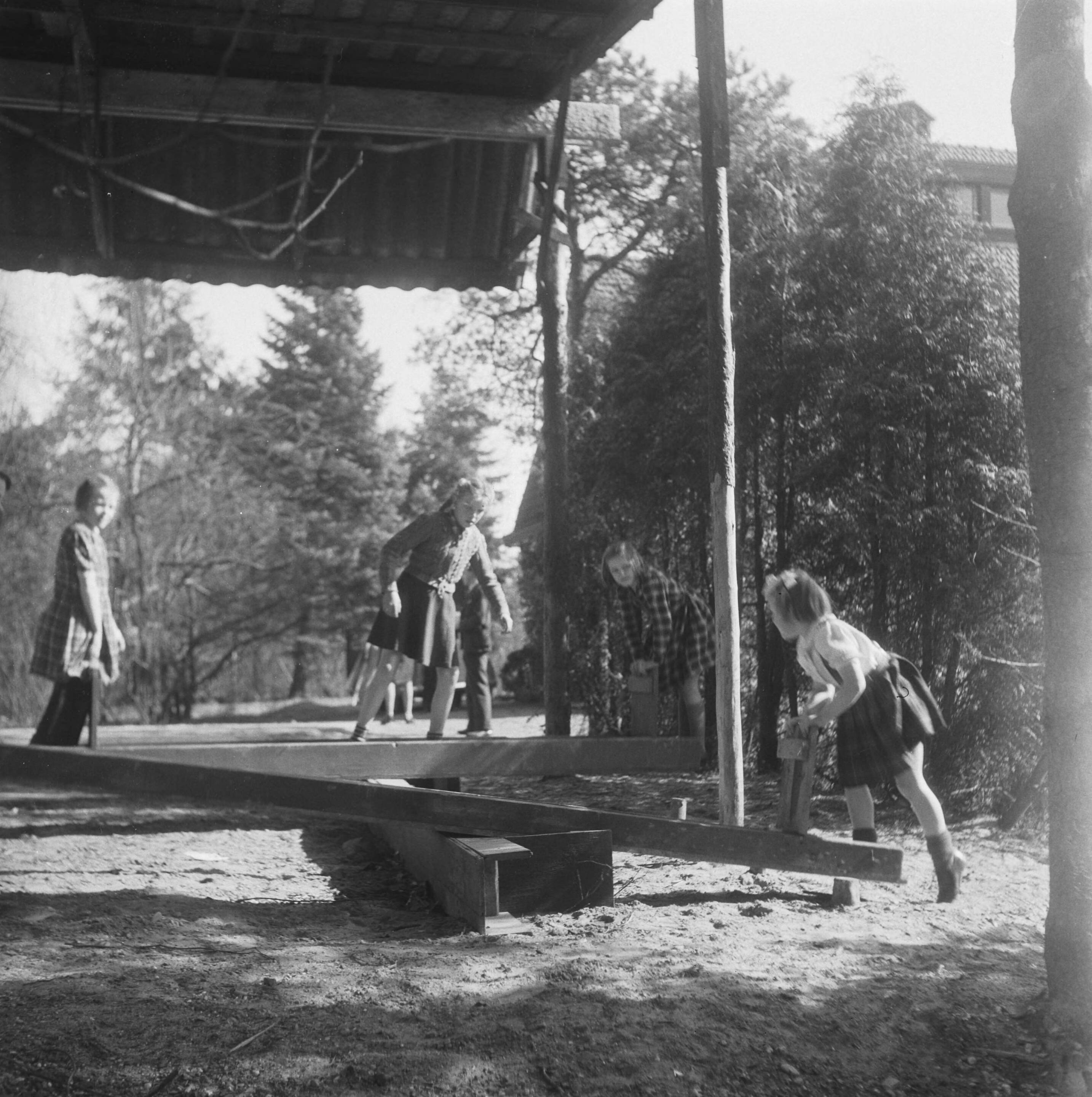 Fotocollectie Anefo — De Werkplaats Kindergemeenschap van Kees Boeke. Spelende kinderen, rechts prinses Irene — Foto: Breijer, Charles / Anefo. Licentie: Set B: Rechtenvrij / Publiek Domein. Bron: Nationaal Archief. http://hdl.handle.net/10648/a89aa794-d0b4-102d-bcf8-003048976d84