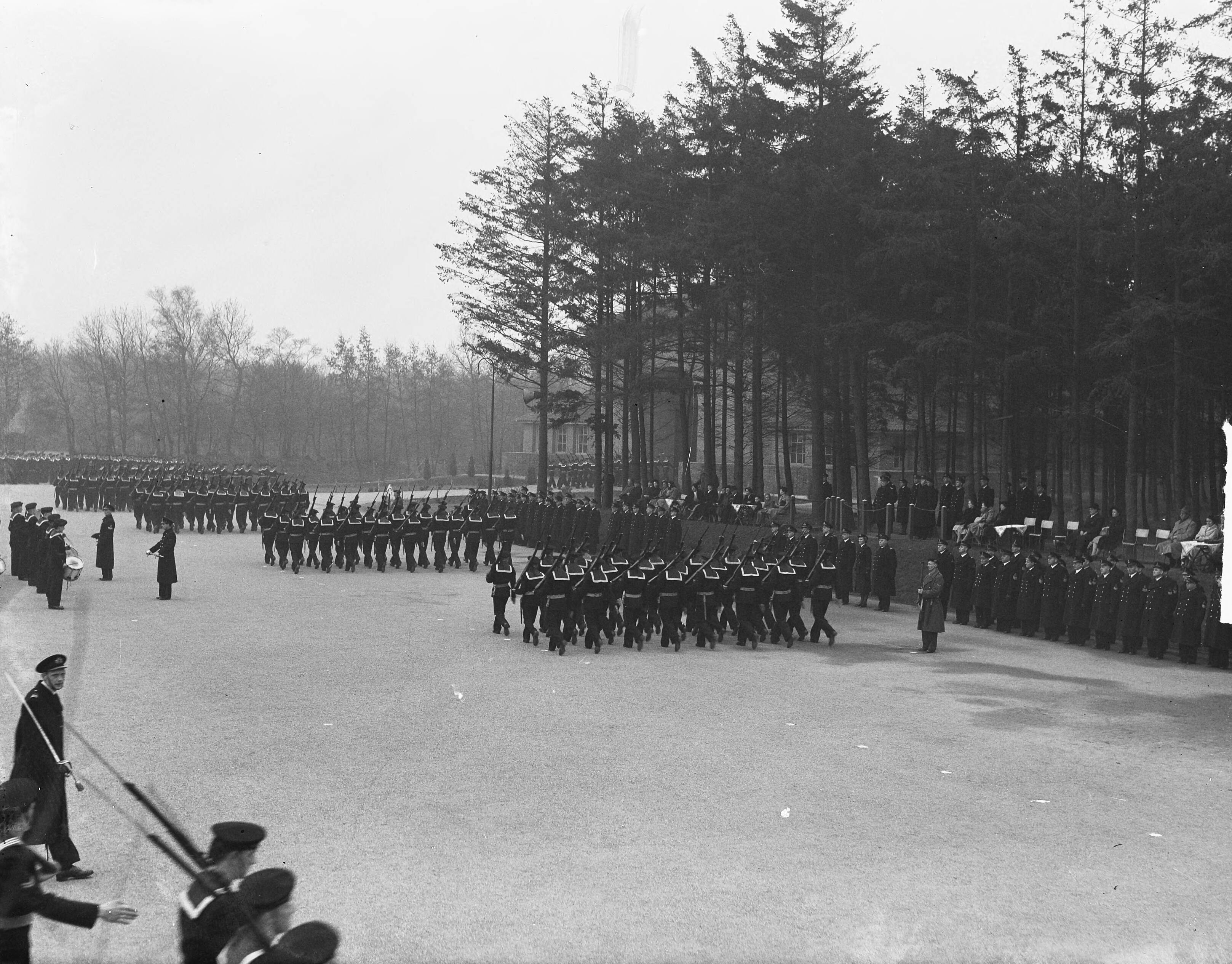 Beëdiging van marine-officieren in het MOC Hilversum — Foto: Nijs, Jac. de / Anefo. — Licentie: Set B: Rechtenvrij / Publiek Domein. Bron: Nationaal Archief. http://hdl.handle.net/10648/a8d576da-d0b4-102d-bcf8-003048976d84
