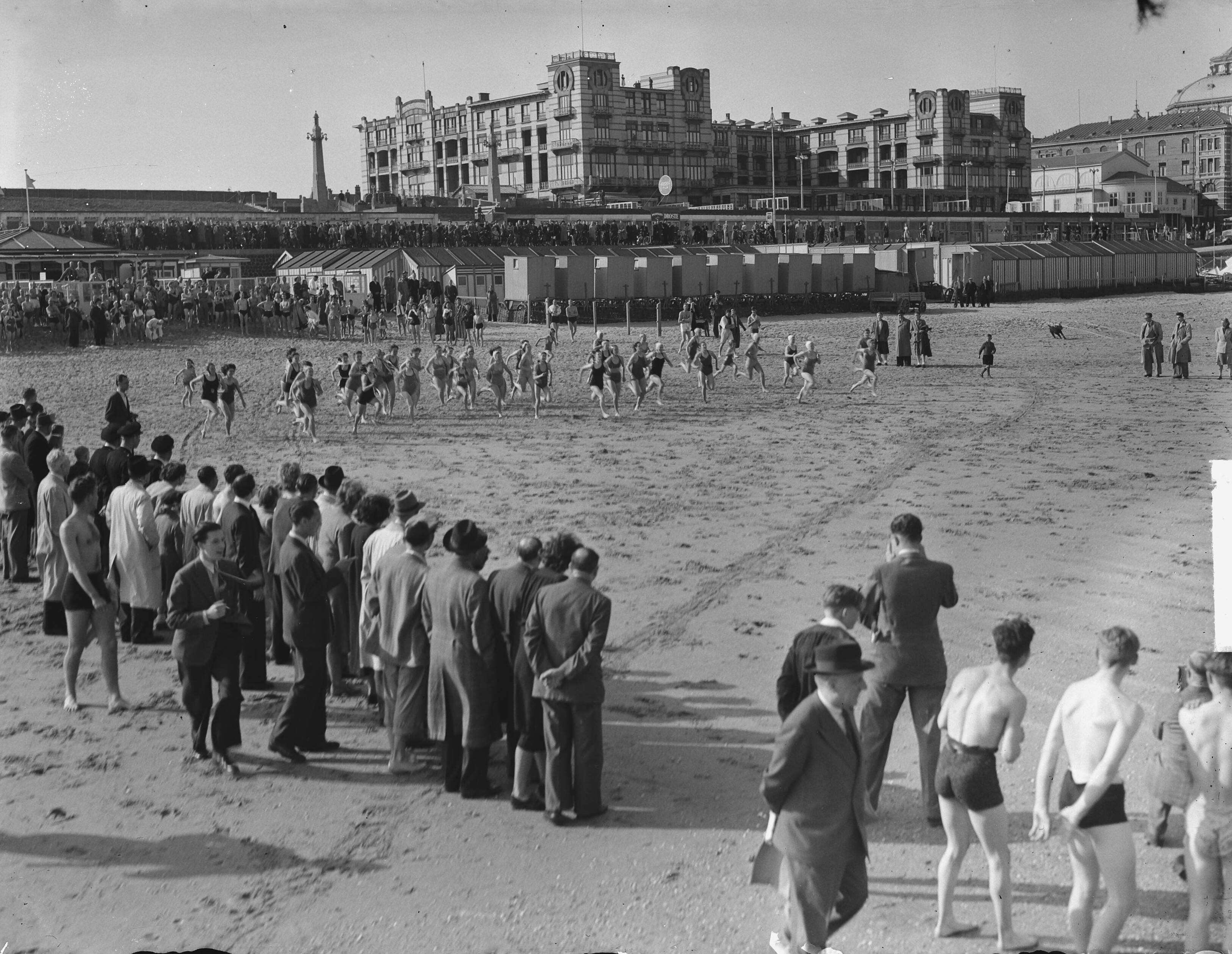Fotocollectie Anefo — Zeebad Scheveningen strandrace — Foto: Winterbergen, Rolf / Anefo. Licentie: Set B: Rechtenvrij / Publiek Domein. Bron: Nationaal Archief. http://hdl.handle.net/10648/a8c81fbc-d0b4-102d-bcf8-003048976d84