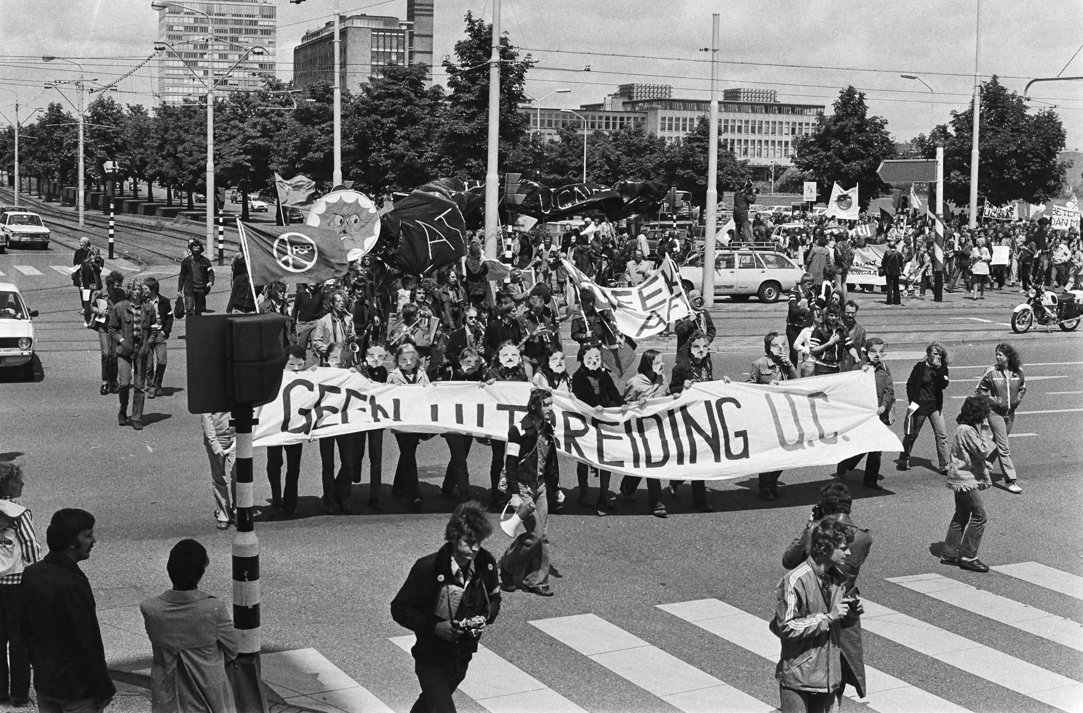 Fotocollectie Anefo — Demonstratie tegen UC Nederland in Den Haag ; demonstranten onderweg — Foto: Peters, Hans / Anefo. Licentie: Set B: Rechtenvrij / Publiek Domein. Bron: Nationaal Archief. http://hdl.handle.net/10648/acb73900-d0b4-102d-bcf8-003048976d84