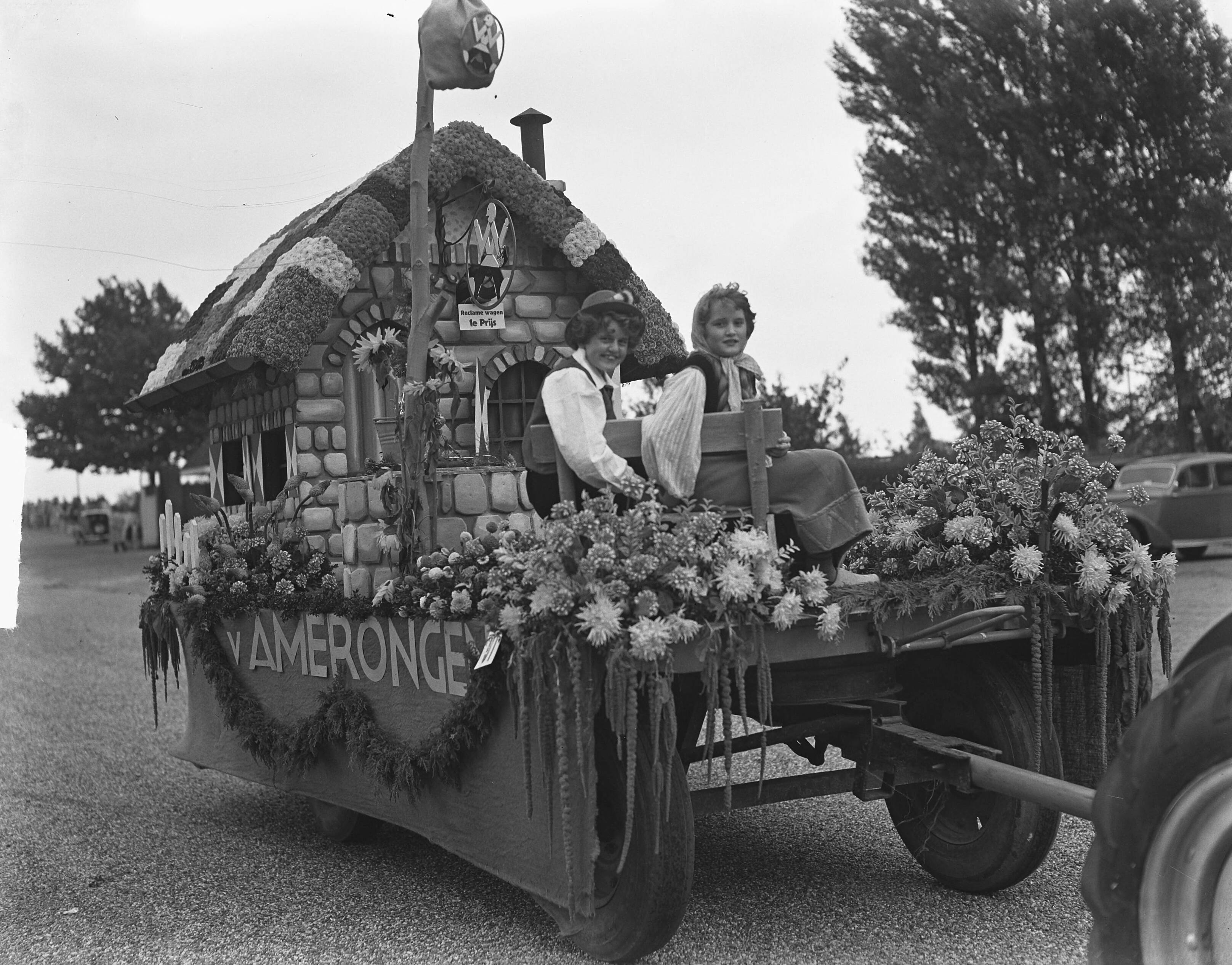 Bloemencorso van Aalsmeer te Amsterdam — Foto: Bilsen, Joop van / Anefo. — Licentie: Set B: Rechtenvrij / Publiek Domein. Bron: Nationaal Archief. http://hdl.handle.net/10648/a8dec71c-d0b4-102d-bcf8-003048976d84