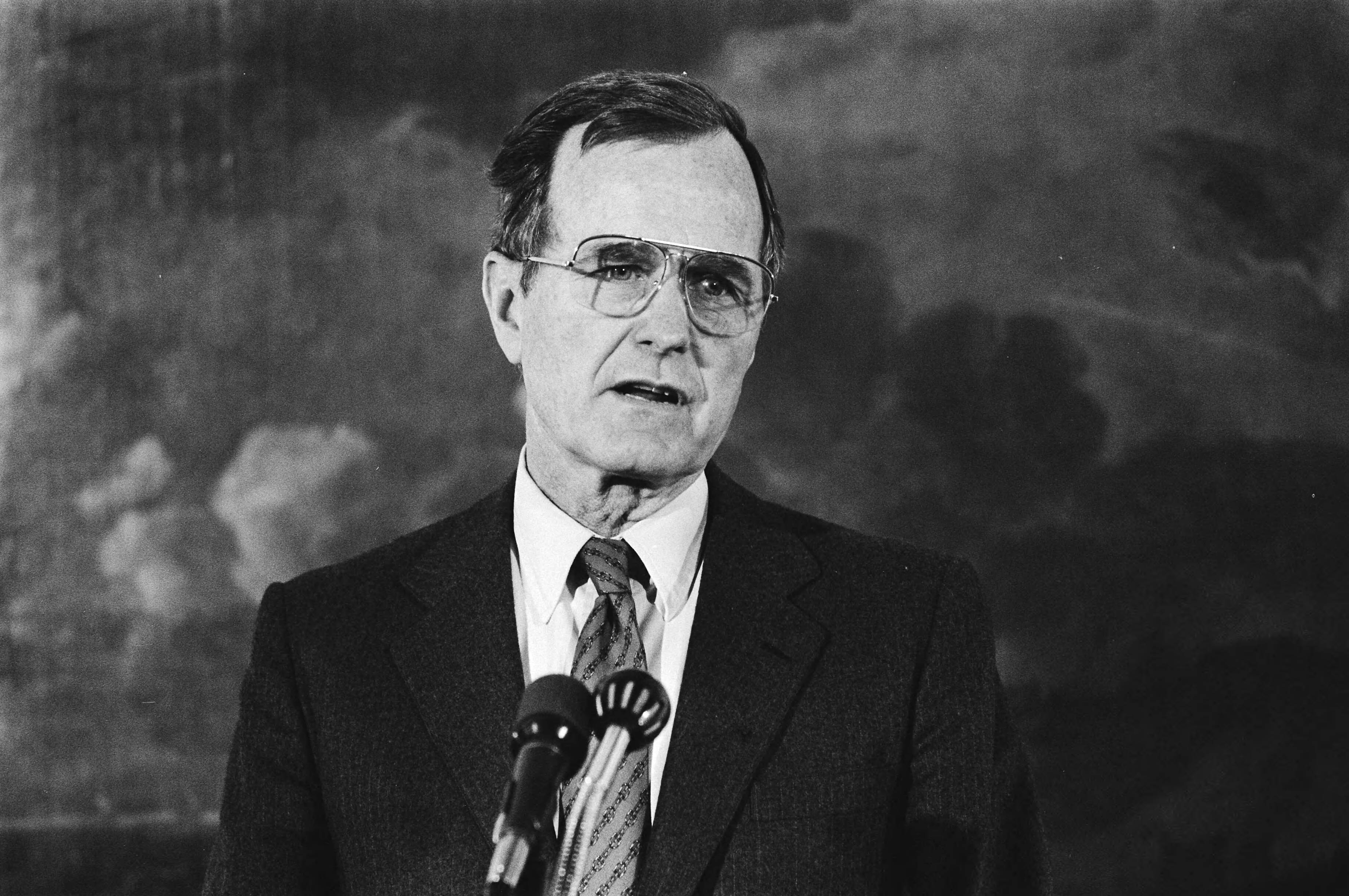 Bezoek van de Amerikaanse vice-president George Bush — George Bush tijdens een persconferentie in de Rolzaal van het Binnenhof in Den Haag — Foto: Croes, Rob C. / Anefo. Licentie: Set B: Rechtenvrij / Publiek Domein. Bron: Nationaal Archief. http://hdl.handle.net/10648/ad252a6e-d0b4-102d-bcf8-003048976d84