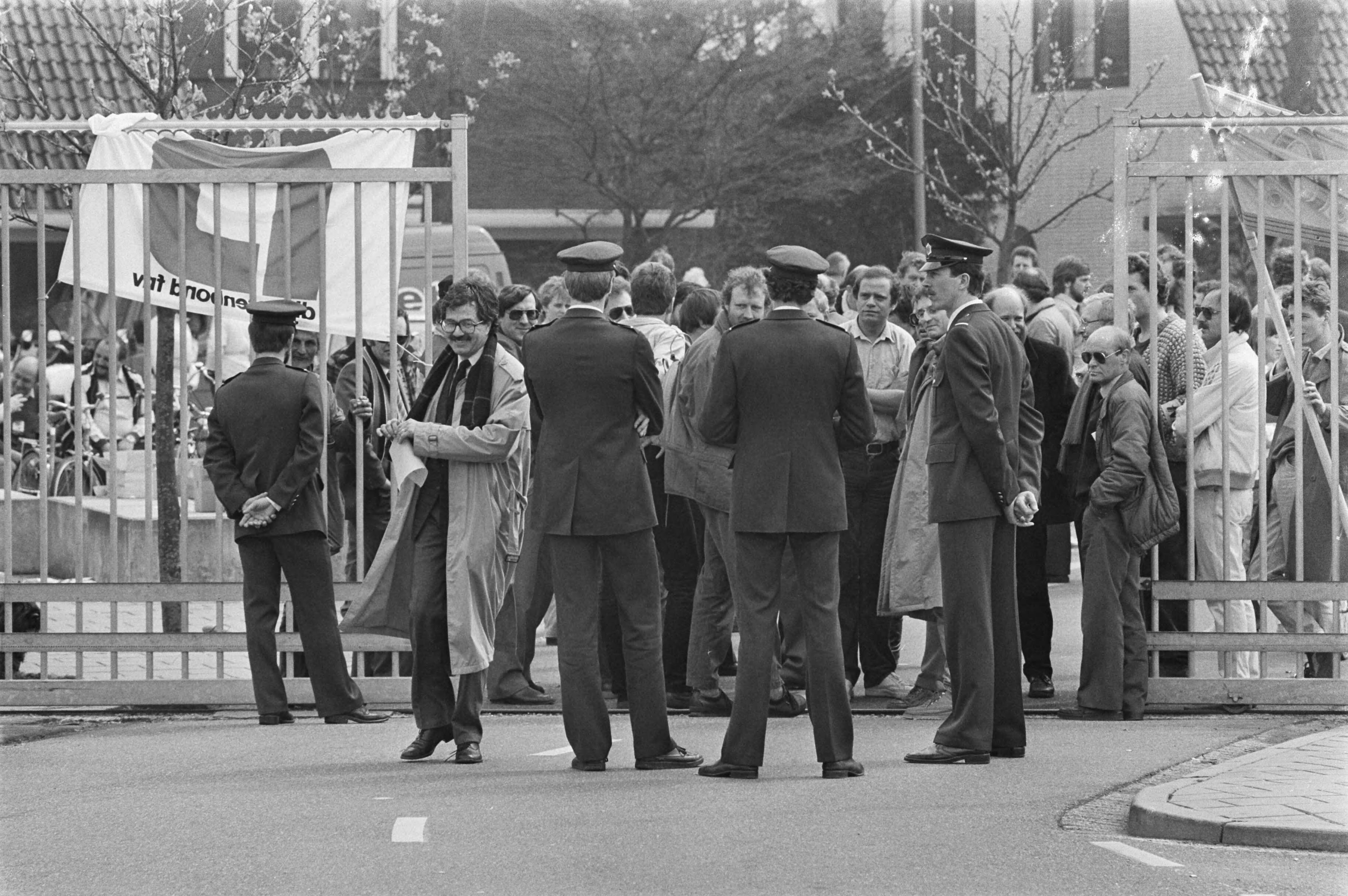 Fotocollectie Anefo — Staking omroeppersoneel tegen afwijzing omroep CAO, op NOS-terrein — Foto: Croes, Rob C. / Anefo. Licentie: Set B: Rechtenvrij / Publiek Domein. Bron: Nationaal Archief. http://hdl.handle.net/10648/ad457f62-d0b4-102d-bcf8-003048976d84