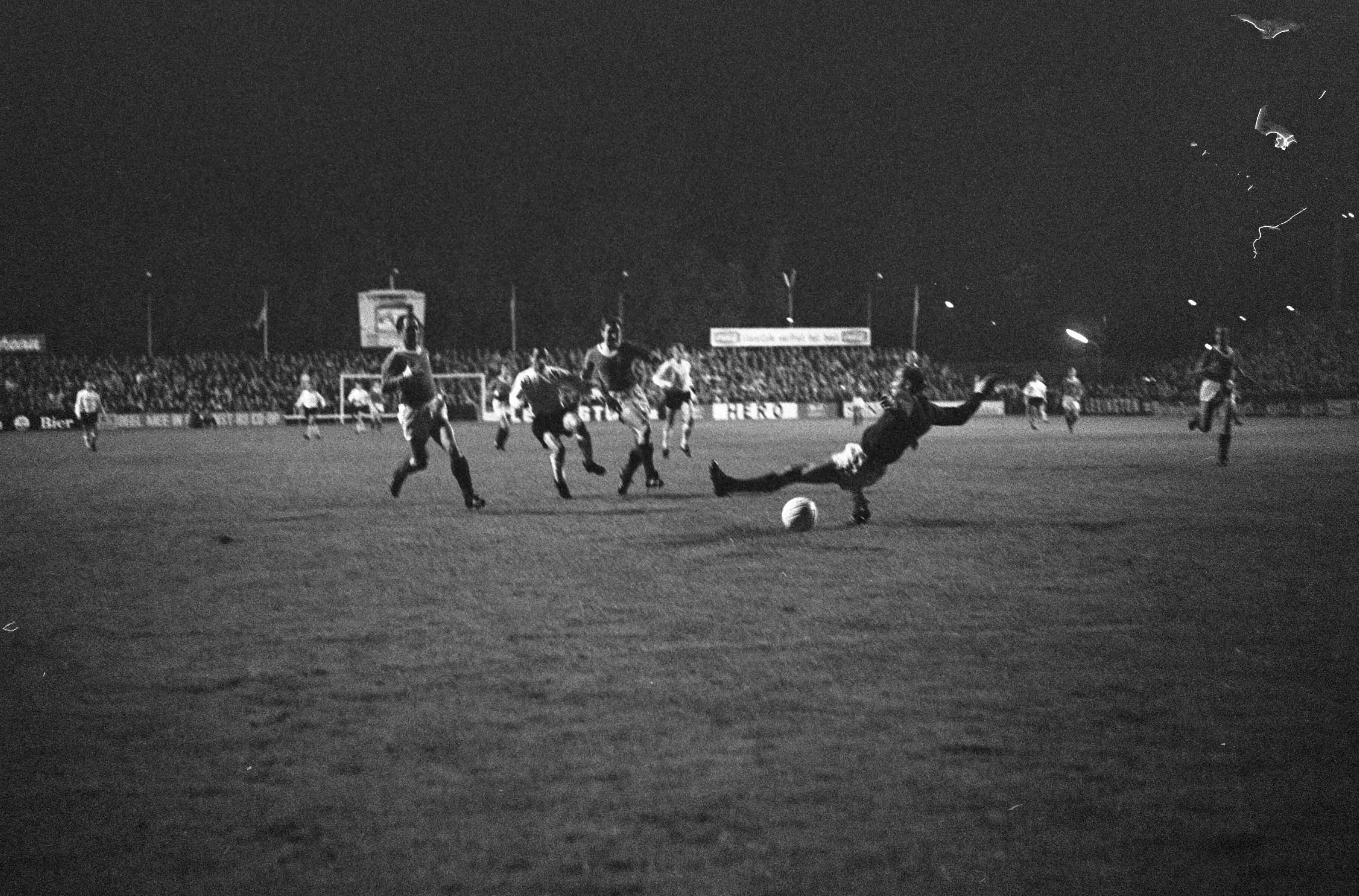 Fotocollectie Anefo — Voetbal. Nederland-B tegen Luxemburg 3-0. Spelmoment, Coenen (Fortuna '54, 2e van links) is door Luxemburgse verdediging gedrongen — Foto: Koch, Eric / Anefo. Licentie: Set B: Rechtenvrij / Publiek Domein. Bron: Nationaal Archief. http://hdl.handle.net/10648/aac2a738-d0b4-102d-bcf8-003048976d84