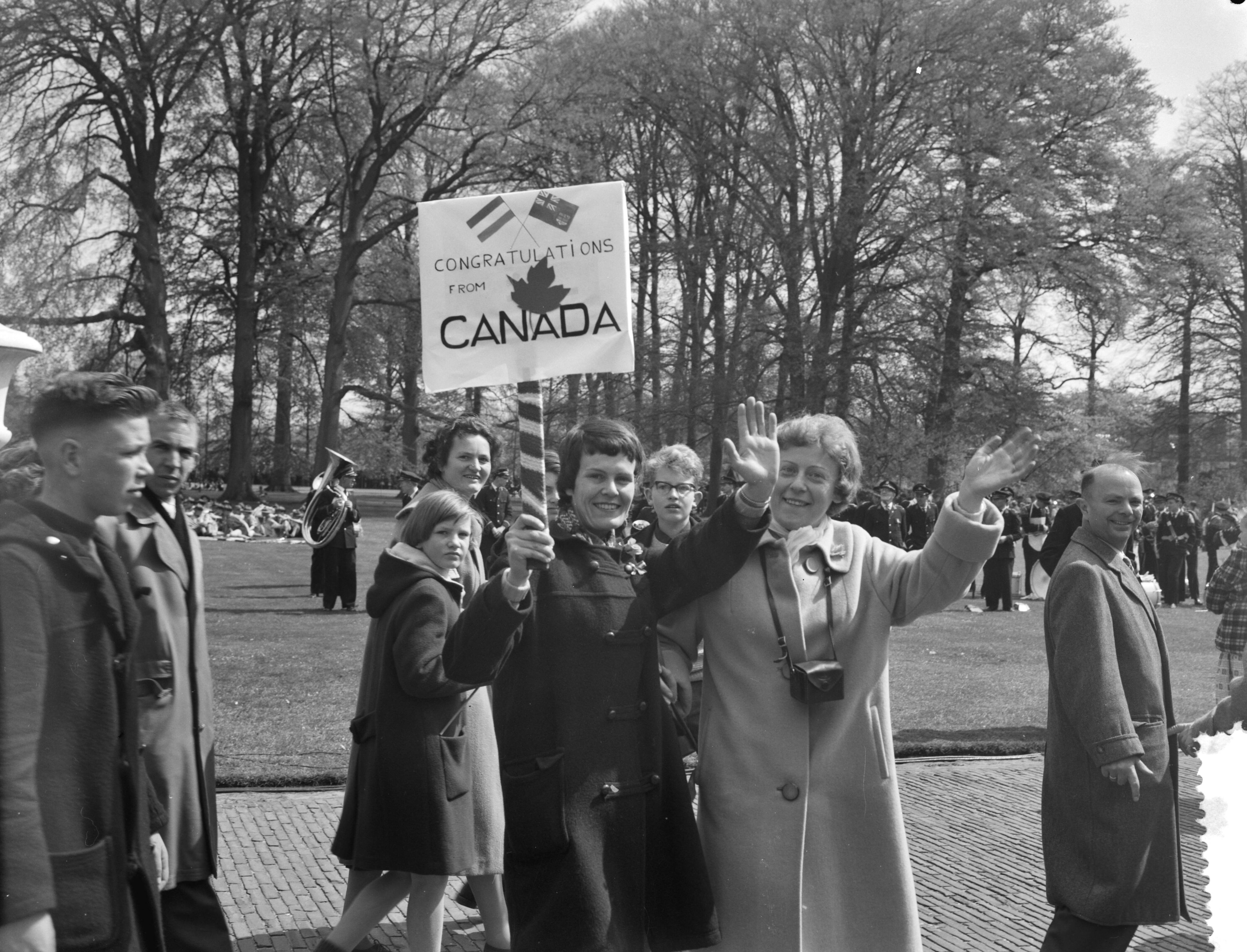 Koninginnedag 1960 — In het defilé een groet uit Canada — Foto: Rossem, Wim van / Anefo. Licentie: Set B: Rechtenvrij / Publiek Domein. Bron: Nationaal Archief. http://hdl.handle.net/10648/a9ad7c42-d0b4-102d-bcf8-003048976d84