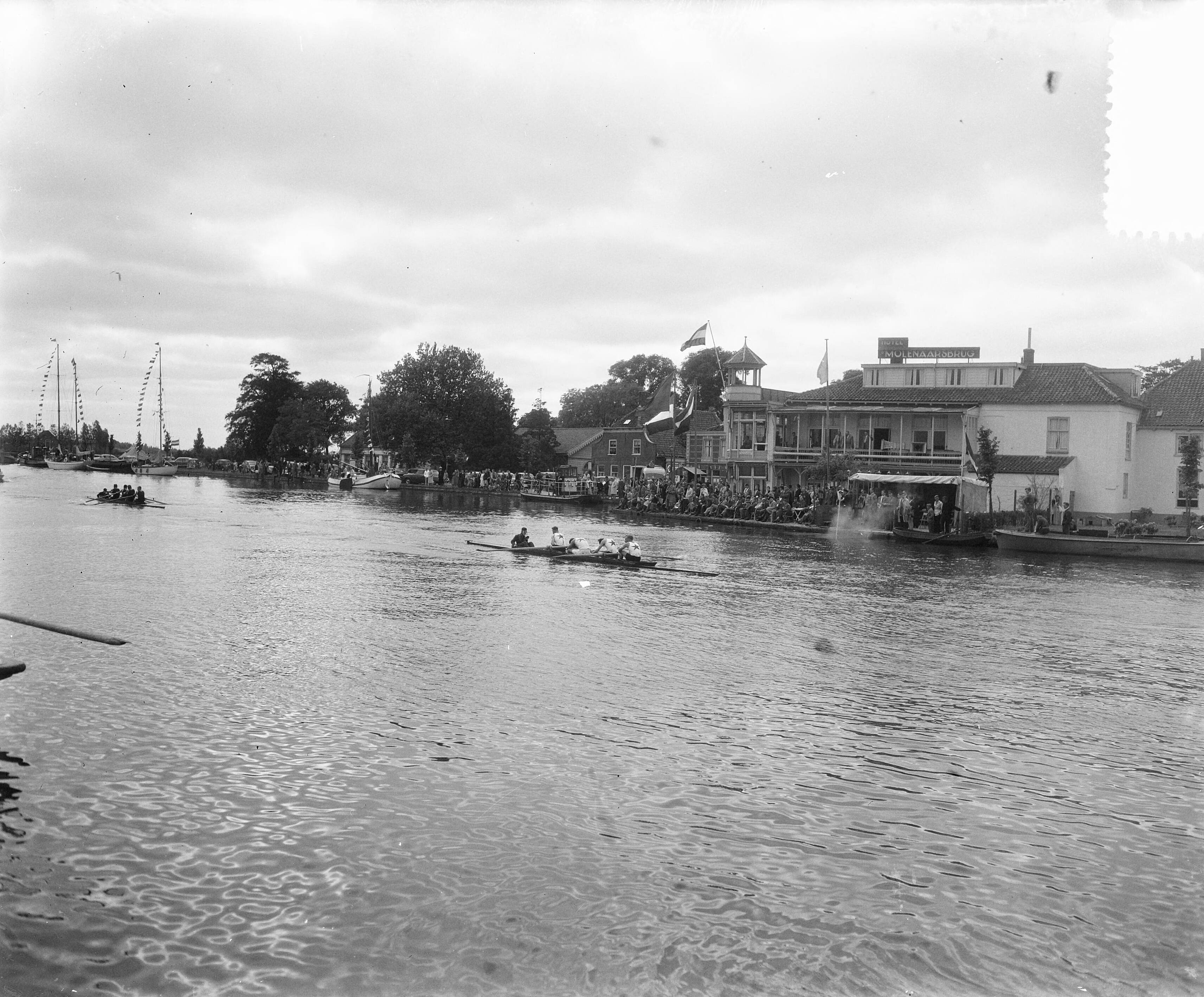Fotocollectie Anefo — Jubileum roeiwedstrijd Hollandia in de Alphen aan de Rijn — Foto: Pot, Harry / Anefo. Licentie: Set B: Rechtenvrij / Publiek Domein. Bron: Nationaal Archief. http://hdl.handle.net/10648/a8fa5022-d0b4-102d-bcf8-003048976d84