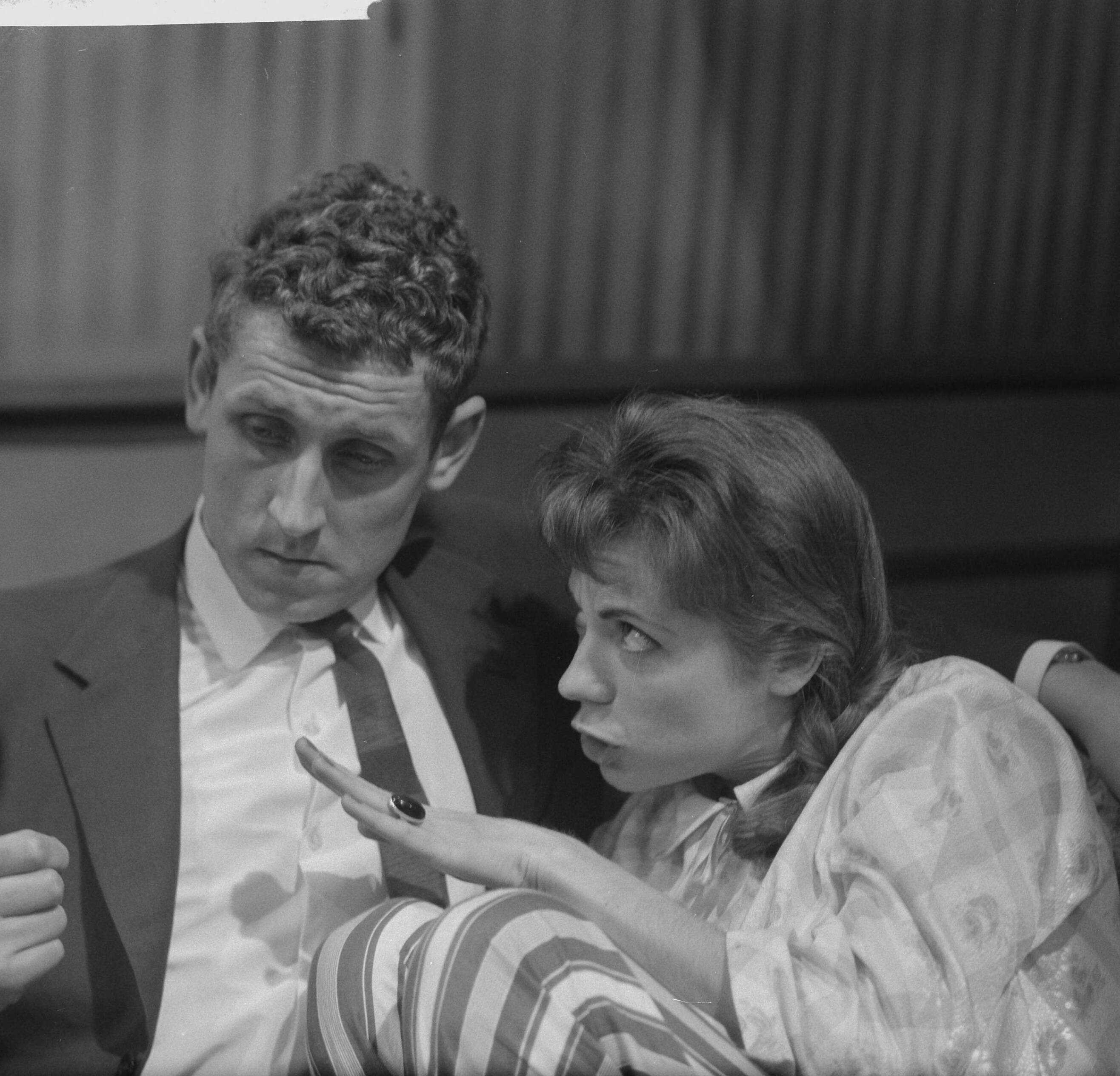 Fotocollectie Anefo — Televisiespel "Nooit Gedacht". John Lanting en Ingeborg Elzevier — Foto: Nijs, Jac. de / Anefo. Licentie: Set B: Rechtenvrij / Publiek Domein. Bron: Nationaal Archief. http://hdl.handle.net/10648/a9ead0ce-d0b4-102d-bcf8-003048976d84