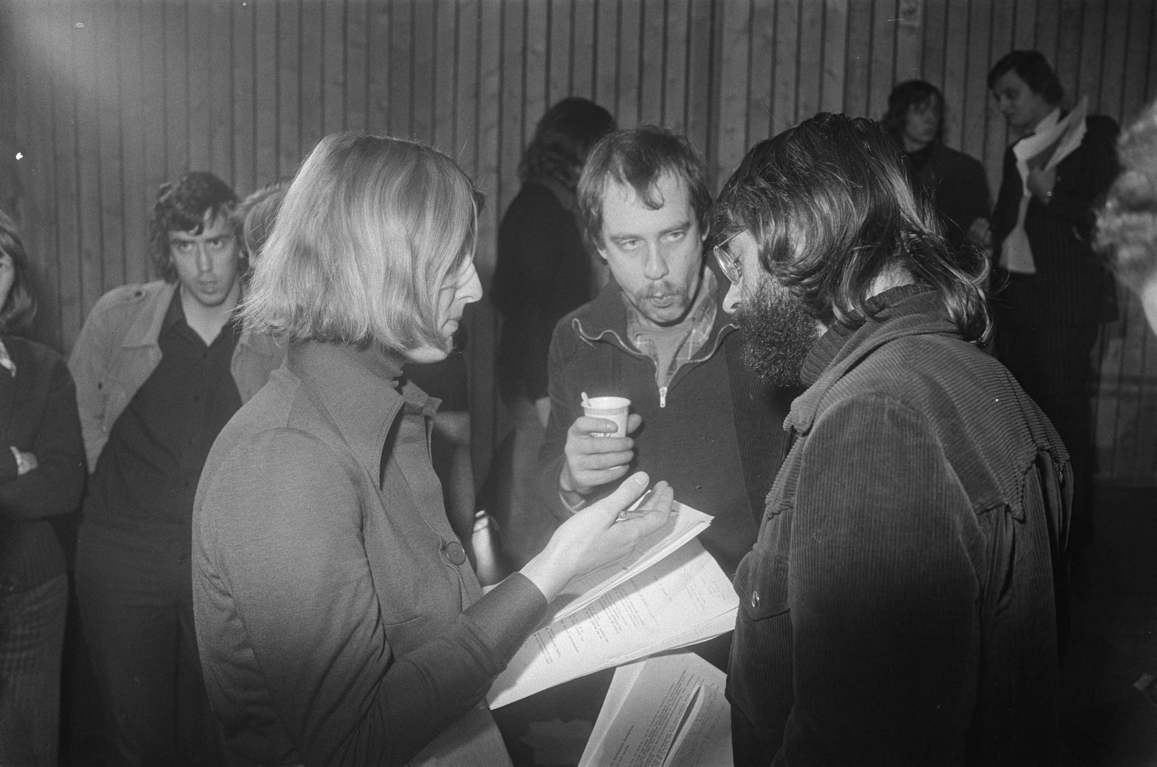 Fotocollectie Anefo — PPR-partijraad in Utrecht; PPR-voorzitter Ria Beckers met Roel van Duijn (rechts) — Foto: Peters, Hans / Anefo. Licentie: Set B: Rechtenvrij / Publiek Domein. Bron: Nationaal Archief. http://hdl.handle.net/10648/ac7c4714-d0b4-102d-bcf8-003048976d84