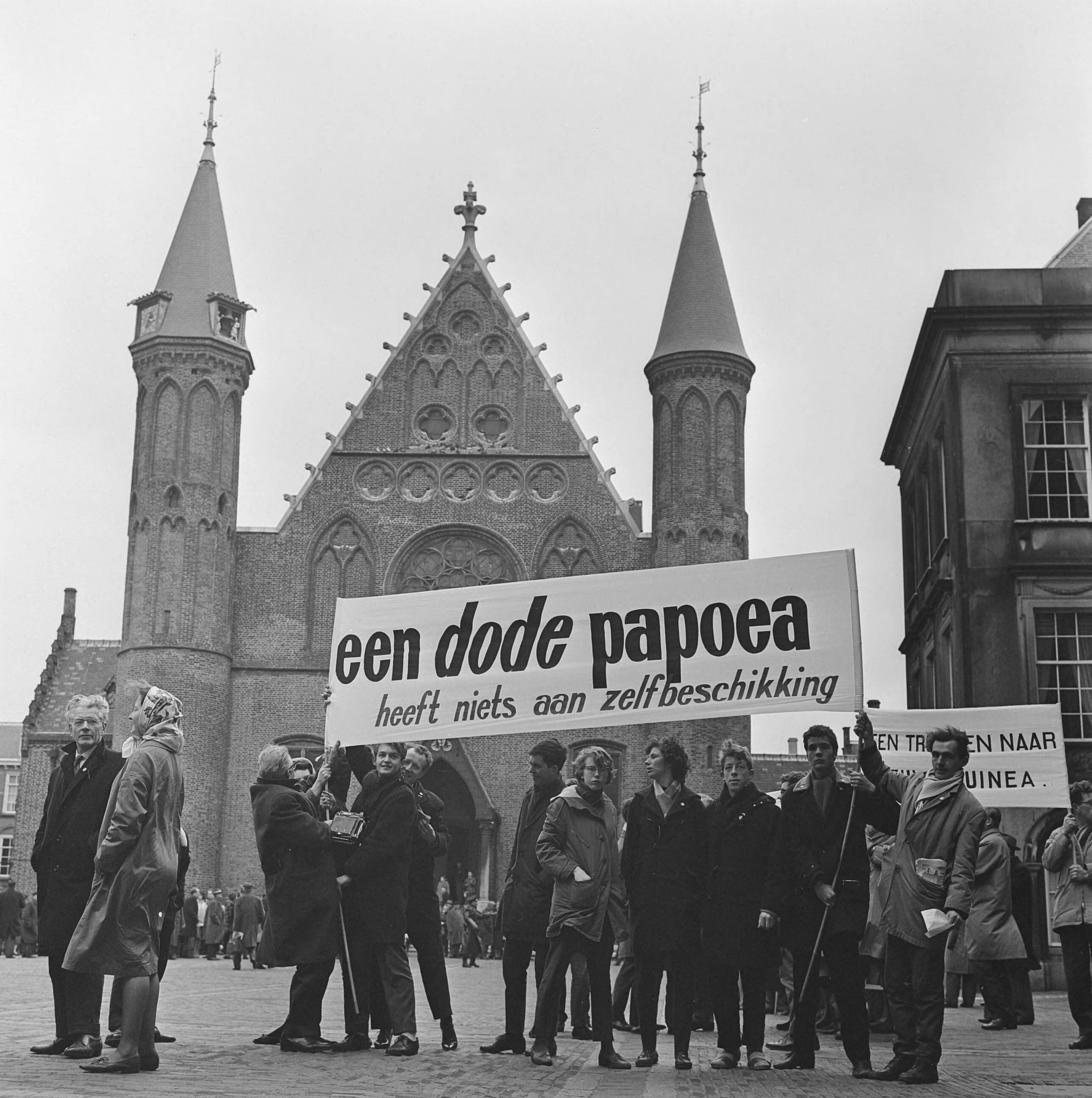 Fotocollectie Anefo — PSP-demonstratie op het Binnenhof te Den Haag — Foto: Koch, Eric / Anefo. Licentie: Set B: Rechtenvrij / Publiek Domein. Bron: Nationaal Archief. http://hdl.handle.net/10648/aa026edc-d0b4-102d-bcf8-003048976d84