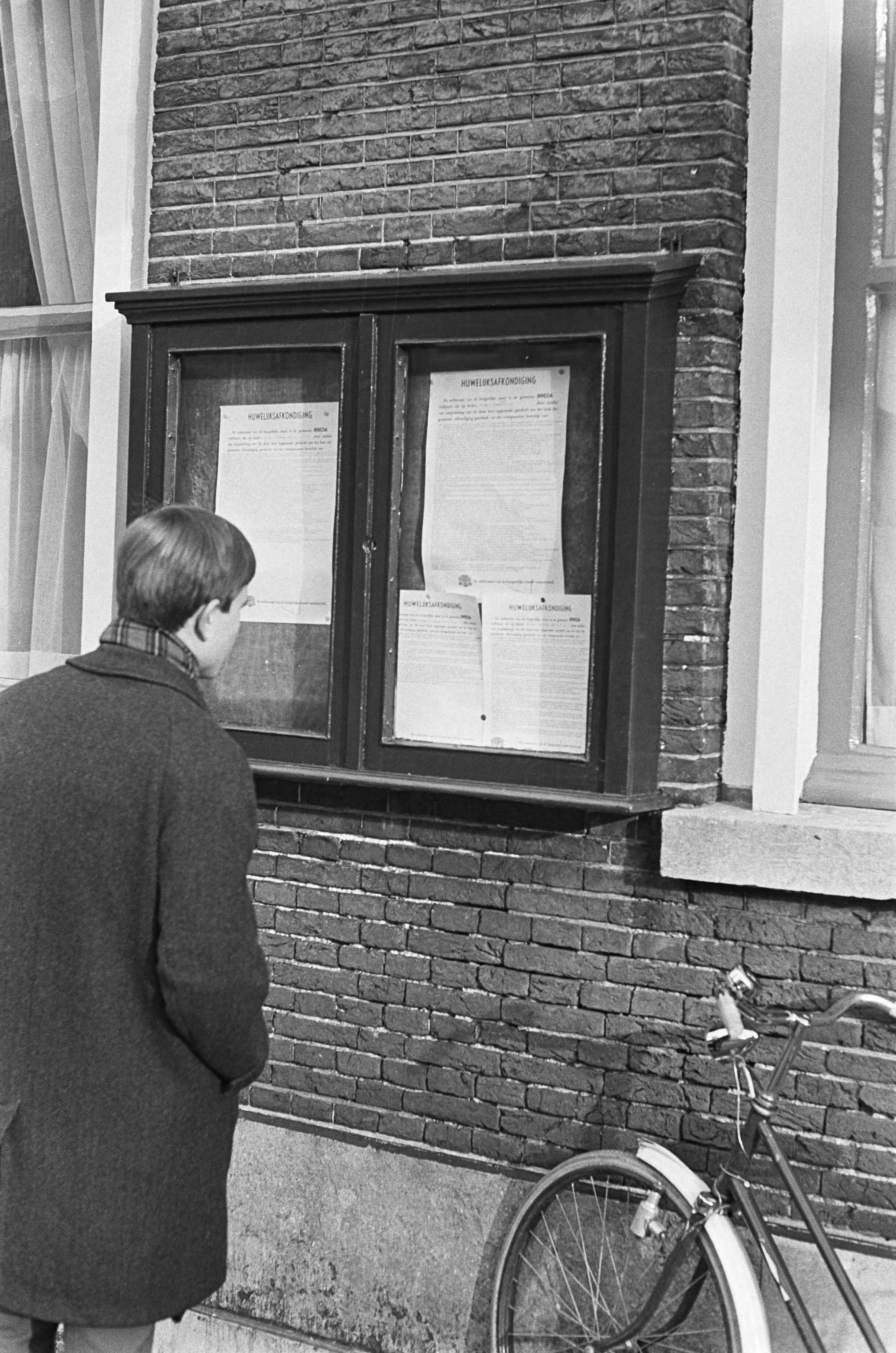 Fotocollectie Anefo — Huwelijk Kotalla, de huwelijksaankondiging te Breda — Foto: Merk, Ben / Anefo. Licentie: Set B: Rechtenvrij / Publiek Domein. Bron: Nationaal Archief. http://hdl.handle.net/10648/ab09c172-d0b4-102d-bcf8-003048976d84
