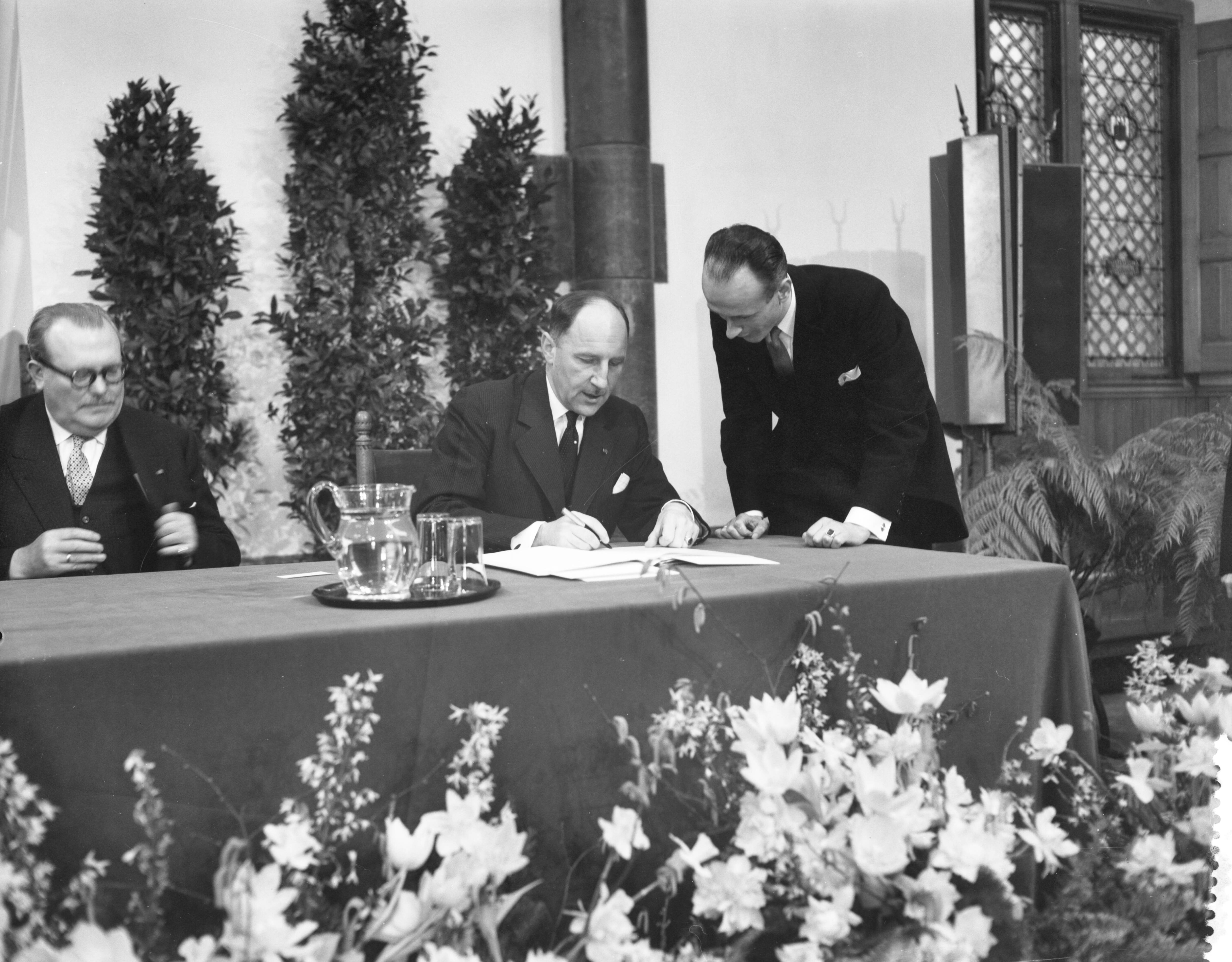 Fotocollectie Anefo — Ondertekening van het Beneluxverdrag in de Ridderzaal te Den Haag, minister Luns tekent — Foto: Bilsen, Joop van / Anefo. Licentie: Set B: Rechtenvrij / Publiek Domein. Bron: Nationaal Archief. http://hdl.handle.net/10648/a9746588-d0b4-102d-bcf8-003048976d84