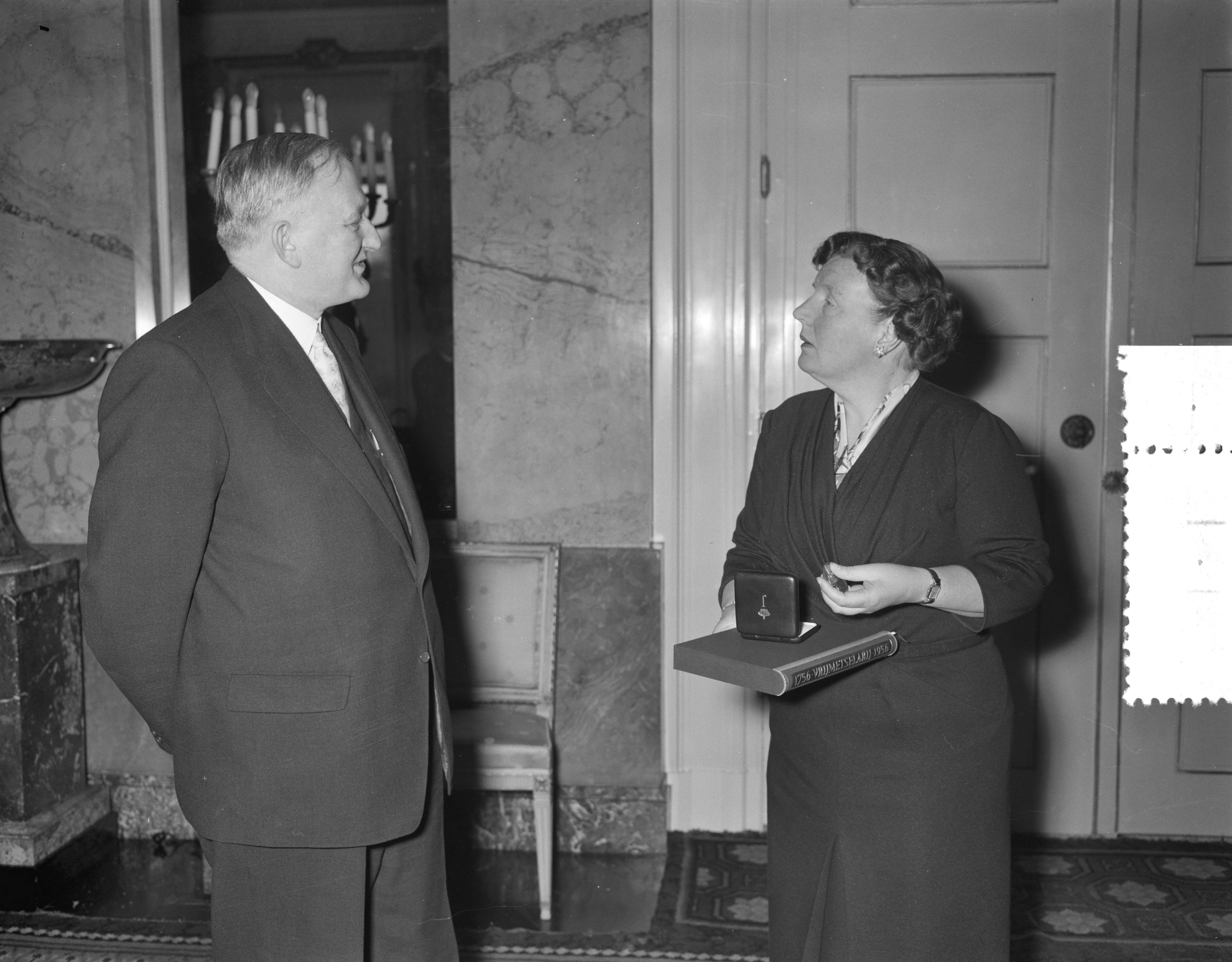 Fotocollectie Anefo — Vrijmetselarij bestaat 200 jaar. Ontvangst van deputatie van de Orde der Vrijmetselaren op paleis Soestdijk. De grootmeester van het Grootoosten, ir. C.M.R. Davidson bood koningin Juliana een gedenkboek aan — Foto: Noske, J.D. / Anefo. Licentie: Set B: Rechtenvrij / Publiek Domein. Bron: Nationaal Archief. http://hdl.handle.net/10648/a9592516-d0b4-102d-bcf8-003048976d84