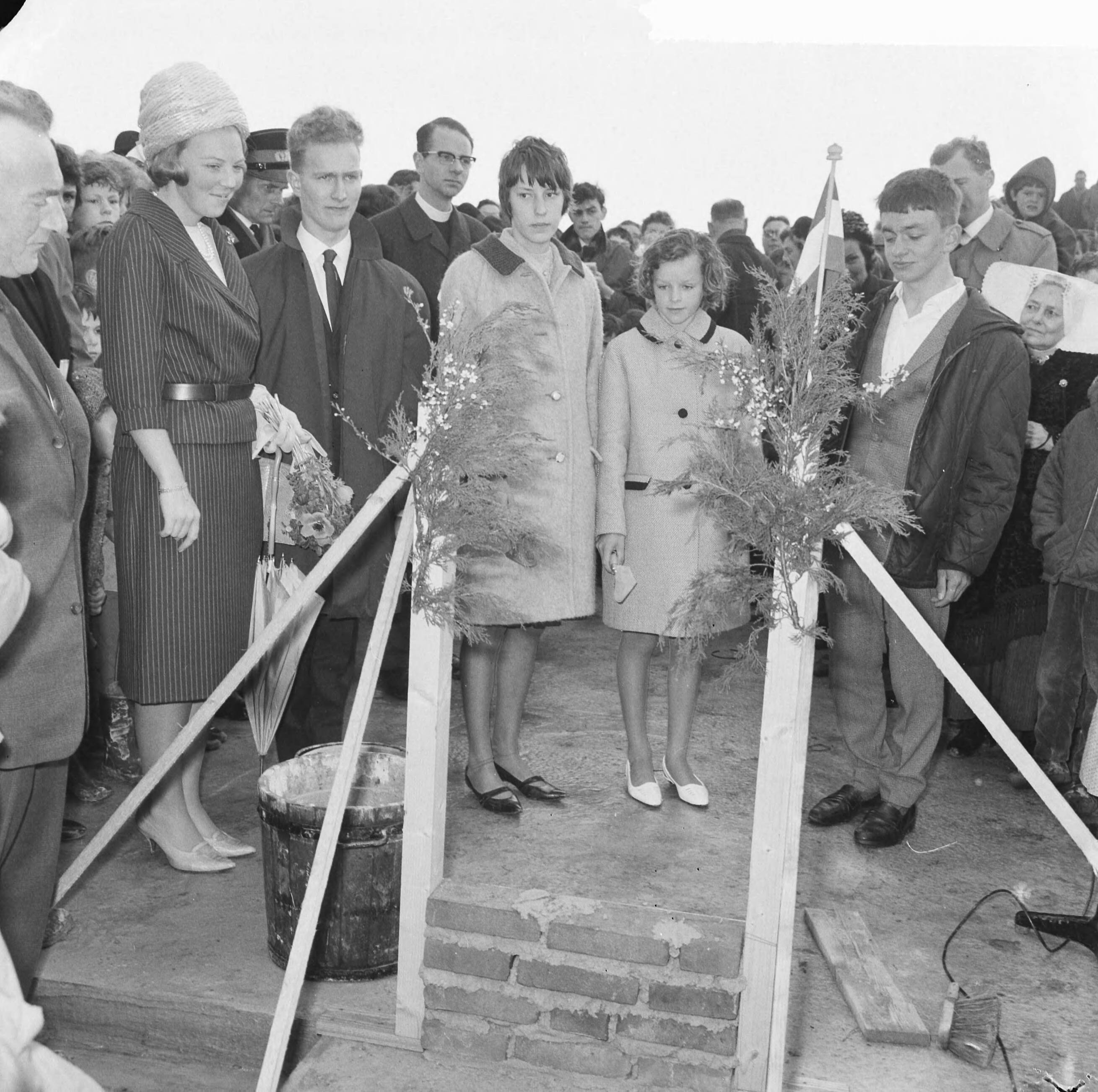 Fotocollectie Anefo — Prinses Beatrix was aanwezig bij de eerste steenlegging voor het jongerenontmoetingscentrum "Het Zilveren Schor" nabij Arnemuiden. De eerste stenen werden gemetseld door twee schoolmeisjes uit Arnemuiden, Janna Schets en Leuntje Schroevers, en twee jongens uit het zeehospitium in Oostkapelle, Dirk Albregtse en Wim Segeler, — Foto: Nijs, Jac. de / Anefo. Licentie: Set B: Rechtenvrij / Publiek Domein. Bron: Nationaal Archief. http://hdl.handle.net/10648/aaa1b712-d0b4-102d-bcf8-003048976d84