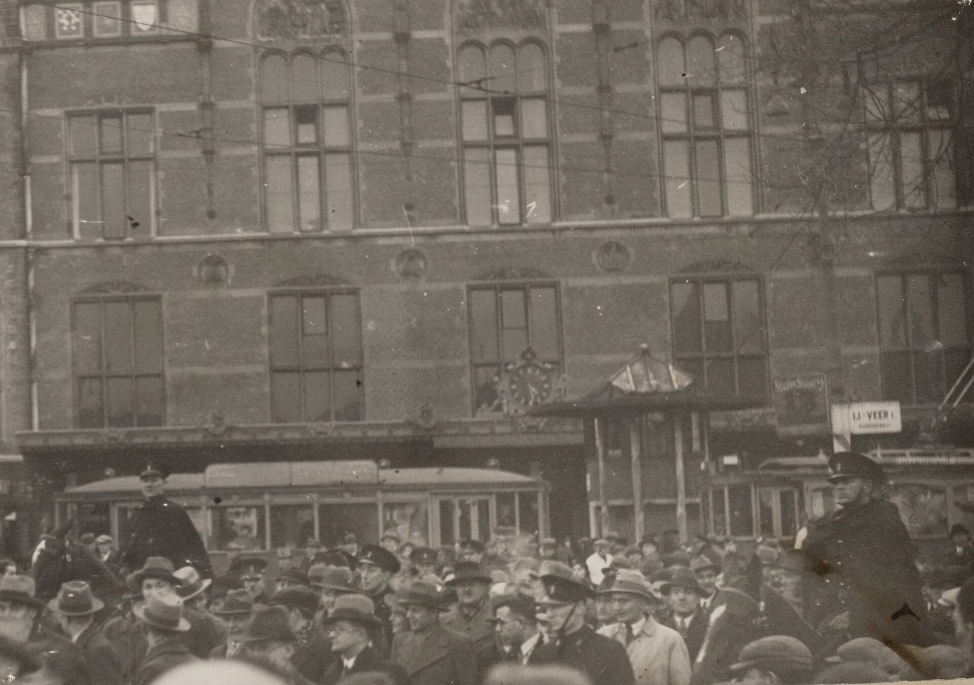 KNVB Fotocollectie — Drukte bij het Centraal Station in Amsterdam in verband met de interland tussen Nederland en Duitsland. Nederland - Duitsland (2-3), gespeeld op 17 februari 1935 in het Olympisch Stadion te Amsterdam. — Foto: Fotograaf Onbekend / KNVB. Licentie: Set B: Rechtenvrij / Publiek Domein. Bron: Nationaal Archief. http://hdl.handle.net/10648/af7f2472-d0b4-102d-bcf8-003048976d84
