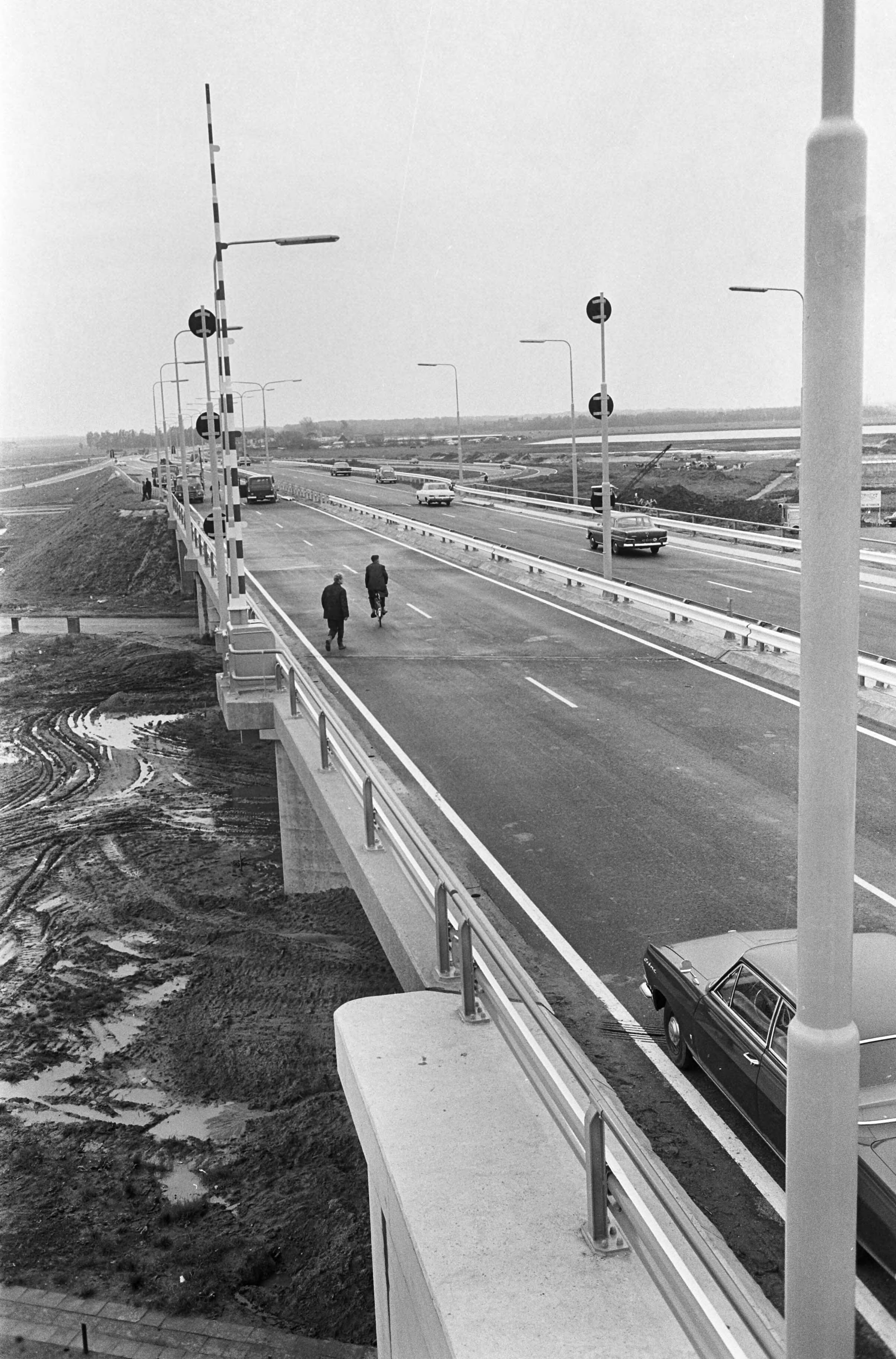 Autosnelweg (N44) tussen Den Haag en Amsterdam verbeterd — De flessenhals bij de Haagse Schouw — Foto: Fotograaf Onbekend / Anefo. Licentie: Set B: Rechtenvrij / Publiek Domein. Bron: Nationaal Archief. http://hdl.handle.net/10648/ab01aee2-d0b4-102d-bcf8-003048976d84