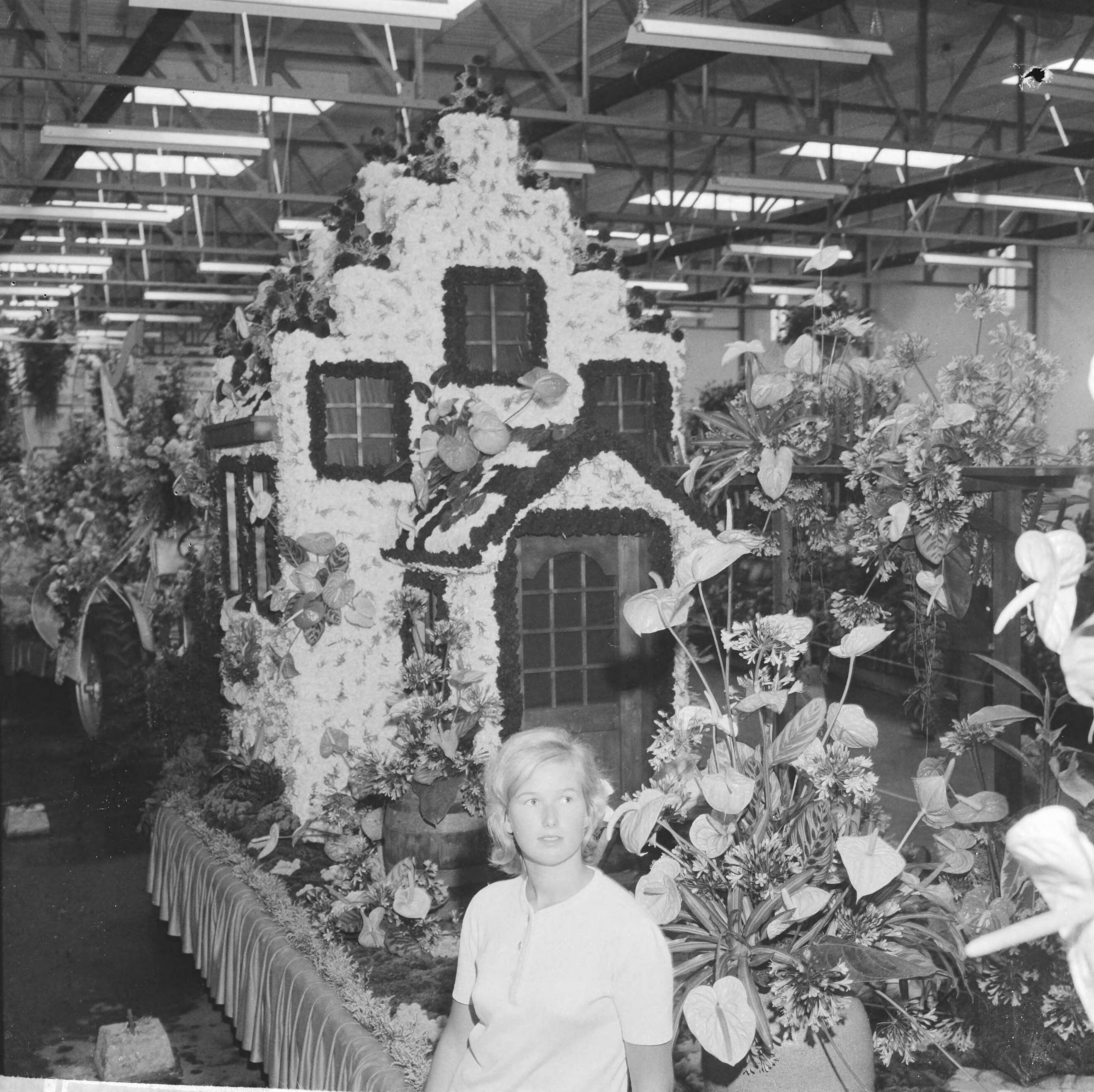 Fotocollectie Anefo — Bloemencorso in Aalsmeer, men was vrijdag druk bezig de wagens op te tuigen — Foto: Koch, Eric / Anefo. Licentie: Set B: Rechtenvrij / Publiek Domein. Bron: Nationaal Archief. http://hdl.handle.net/10648/aa16b784-d0b4-102d-bcf8-003048976d84
