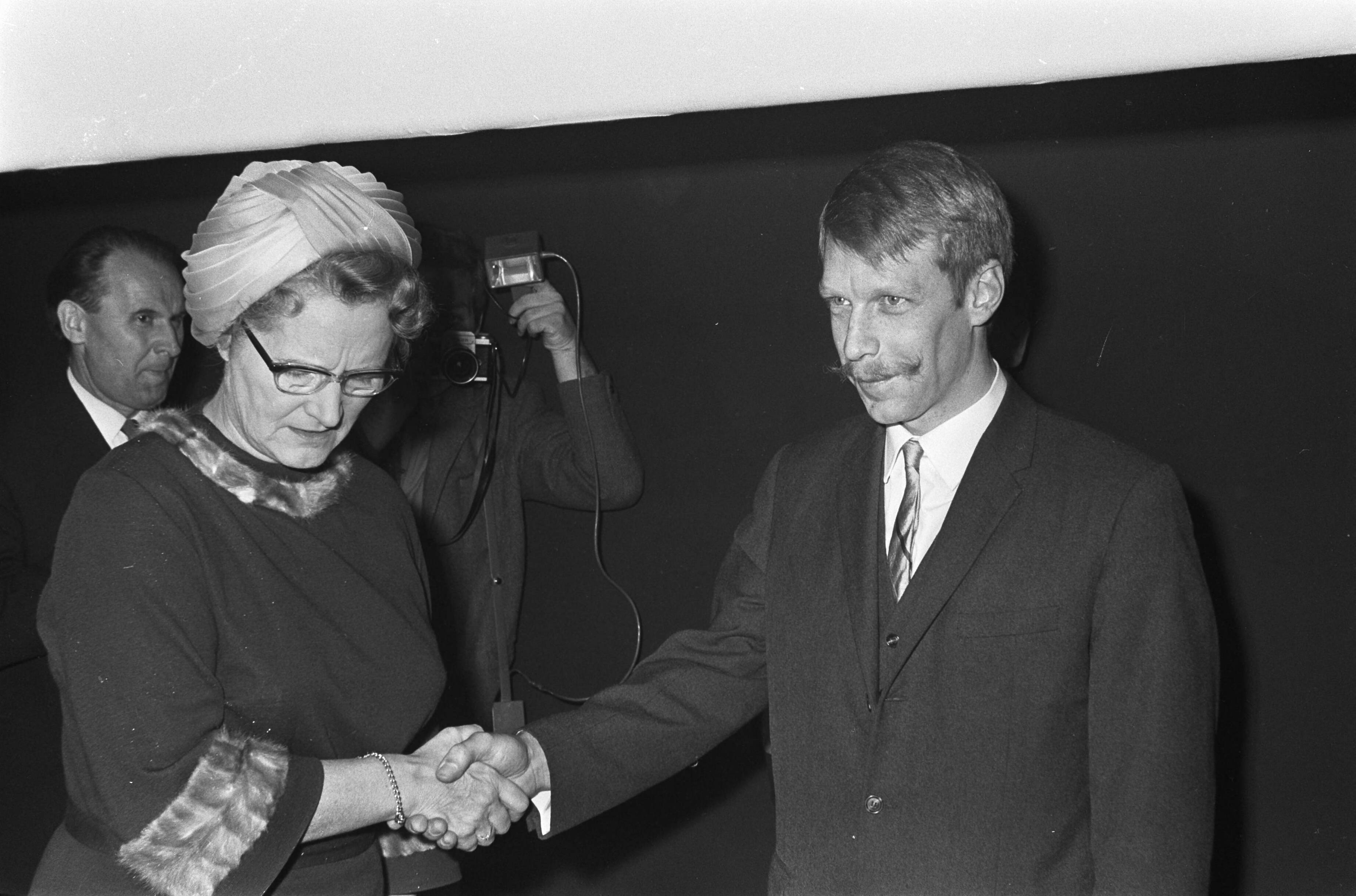 Fotocollectie Anefo — World Press Photo 1967 te Den Haag , winnaar Cor Rentmeester met medaille bij zijn foto — Foto: Evers, Joost / Anefo. Licentie: Set B: Rechtenvrij / Publiek Domein. Bron: Nationaal Archief. http://hdl.handle.net/10648/ab301fc0-d0b4-102d-bcf8-003048976d84