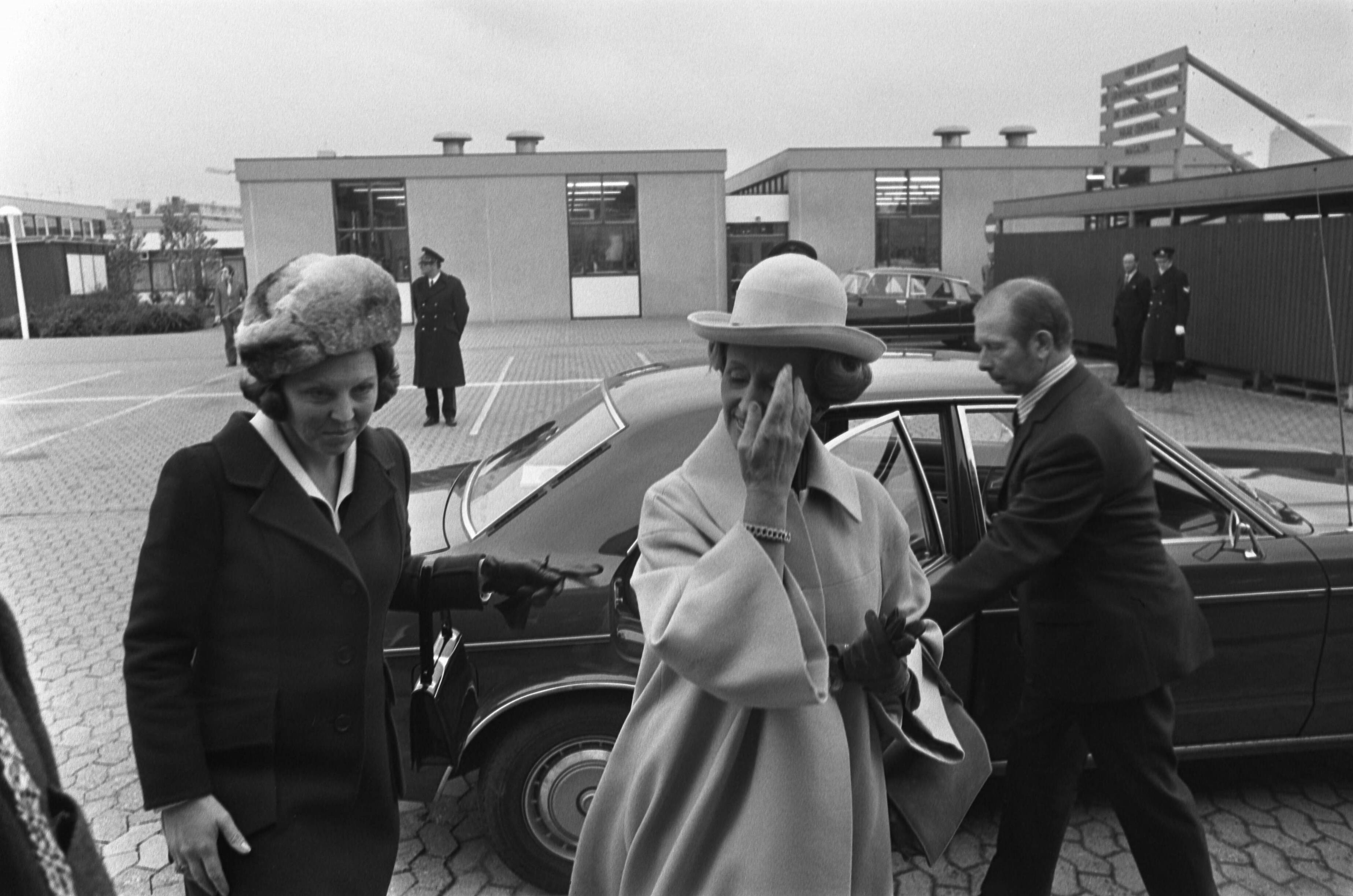 Fotocollectie Anefo — Staatsbezoek uit Senegal, bezoek aan Ver. dr. Schroeder Van de Kolk te Den Haag ; Beatrix en mevrouw Senghorn — Foto: Peters, Hans / Anefo. Licentie: Set B: Rechtenvrij / Publiek Domein. Bron: Nationaal Archief. http://hdl.handle.net/10648/ac58bd80-d0b4-102d-bcf8-003048976d84