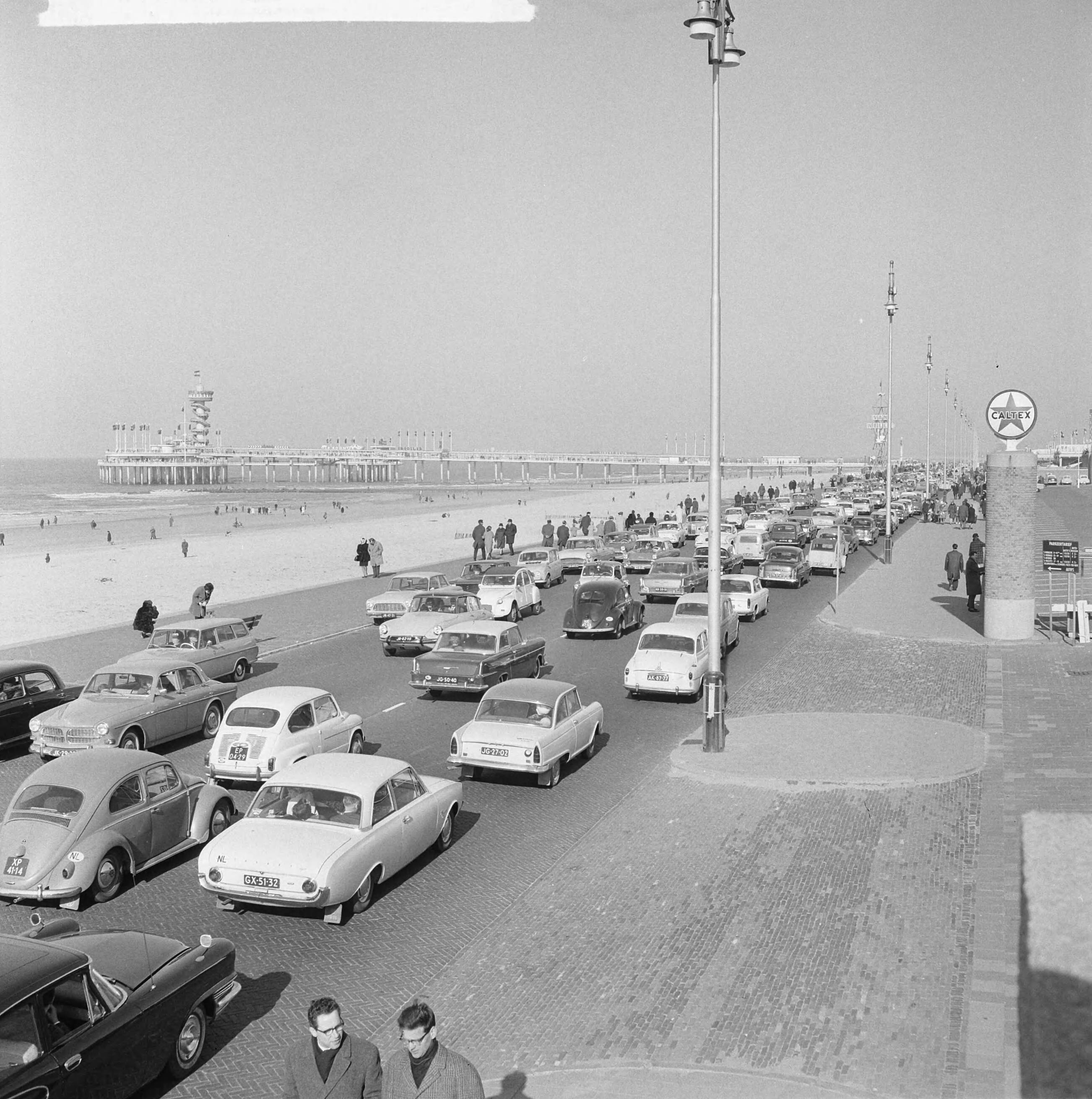 Fotocollectie Anefo — Boulevard Scheveningen vol met "opuittrekkenden" bij warm weer — Foto: Smulders, Jean / Anefo. Licentie: Set B: Rechtenvrij / Publiek Domein. Bron: Nationaal Archief. http://hdl.handle.net/10648/aa60b154-d0b4-102d-bcf8-003048976d84