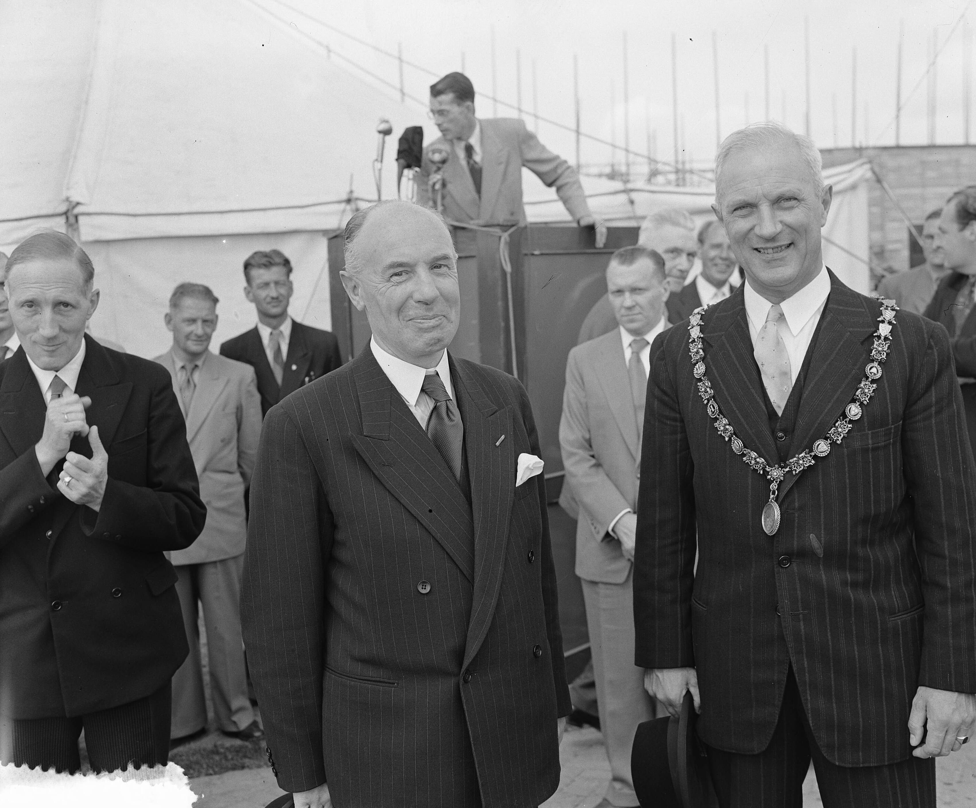 Fotocollectie Anefo — Opening Schipholweg te Haarlem. In het midden de Commissaris der Koningin in Noord-Holland, dr. M.J. Prinsen. Rechts de burgemeester van Haarlem. mr. P.O.F.M. Cremers — Foto: Rossem, Wim van / Anefo. Licentie: Set B: Rechtenvrij / Publiek Domein. Bron: Nationaal Archief. http://hdl.handle.net/10648/a92575f4-d0b4-102d-bcf8-003048976d84