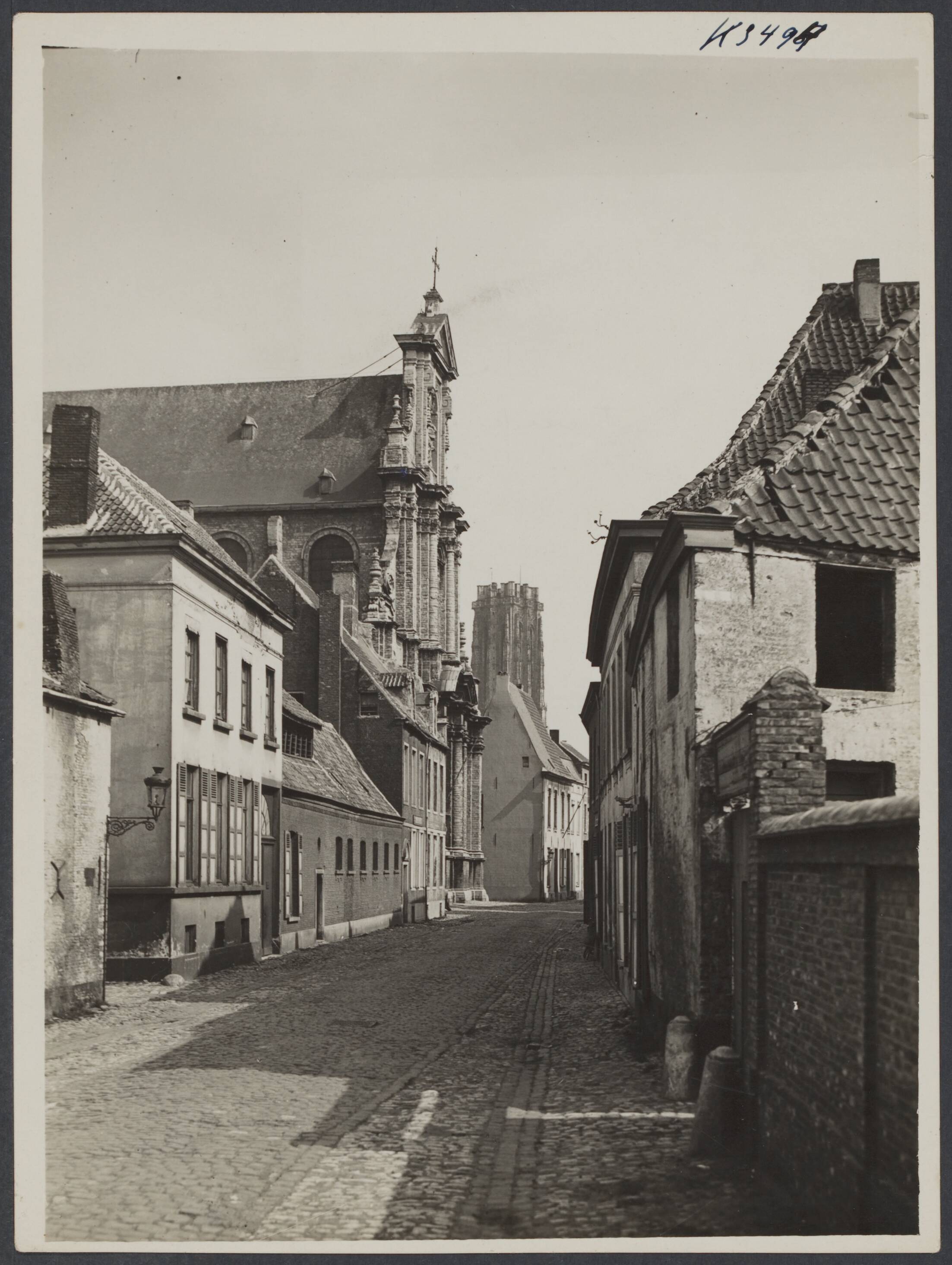 Mechelen — Mechelen. Nonnenstraat: gevel Begijnhofkerk en toren van de St. Romboutskathedraal — Foto: Onbekend / Publiek Domein of Rechtenvrij. Licentie: Set B: Rechtenvrij / Publiek Domein. Bron: Nationaal Archief. http://hdl.handle.net/10648/703bc5f4-d195-0268-4157-b2c8ea512c54