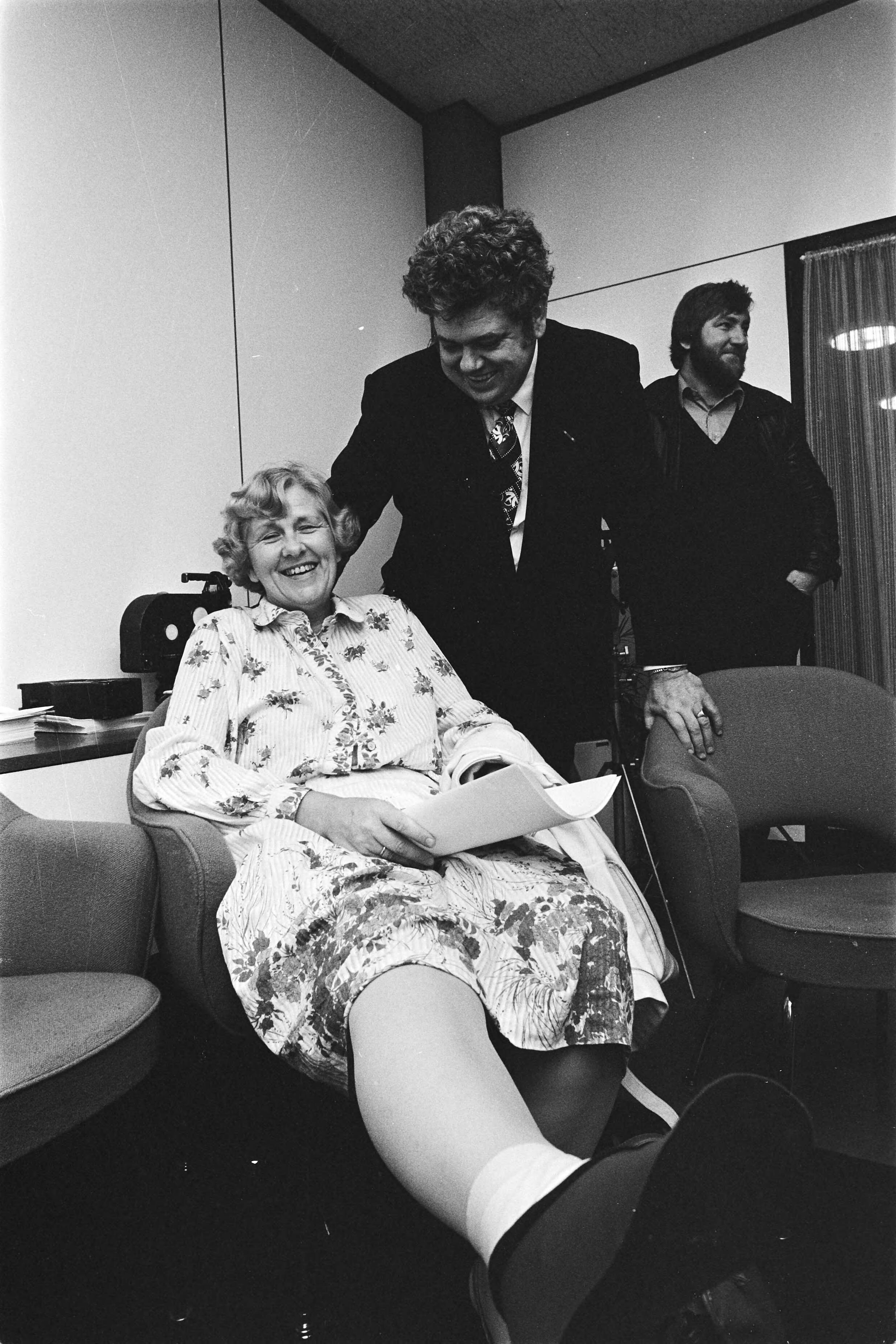 Fotocollectie Anefo — Aankomst parlementaire delegatie op Schiphol na werkbezoek aan de Nederlandse Antillen ; Vonhoff met vrouw — Foto: Dijk, Hans van / Anefo. Licentie: Set B: Rechtenvrij / Publiek Domein. Bron: Nationaal Archief. http://hdl.handle.net/10648/acd95b70-d0b4-102d-bcf8-003048976d84